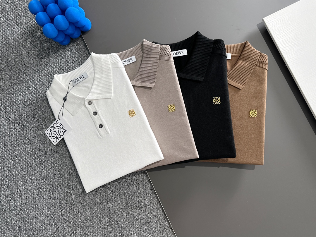 NO:538379,Luo Yiwei New Year and summer high-quality sweater jacquard short-sleeved T-shirt, top-level original quality, classic chest logo design, current latest craftsmanship requirements, top-level orders require car line workmanship, super easy to match, top-level customization, matching the details of the whole piece, quality and tailoring design are all first-class, custom imported mercerized cotton fabric!  Full of style, light and versatile color matching. M-3XL order to report height and weight, loewe, T-shirt, tees, t-shirt, alexander wang19860909罗意威 新春夏高品针织衫提花短袖T恤,顶级原单品质,胸口经典logo设计,当下最新工艺要求,顶级订单要求车线做工,超级好搭配,顶级定制,搭配整件细节 ,品质及剪裁设计都堪称一流,定制进口丝光棉面料！型格十足,配色轻熟百搭.M-3XL下单报身高体重,,loewe,T-shirt,tees，t-shirt,alexander wang,Men's clothing