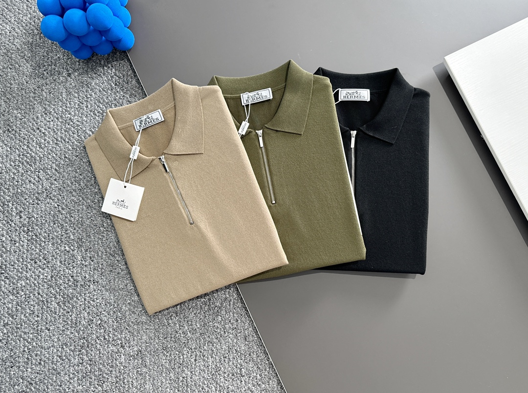 NO:538359,Hermès New Year and Summer High-quality Sweater Jacquard Short-sleeved T-shirt, Top-level original quality, classic chest logo design, current latest craftsmanship requirements, top-level orders require car line workmanship, super easy to match, top-level customization, matching the details of the whole piece, quality and tailoring design are all first-class, custom imported mercerized cotton fabric!  Full of style, light and versatile color matching. M-3XL order to report height and weight, hermes, T-shirt, tees, t-shirt, alexander wang19860909爱马仕 新春夏高品针织衫提花短袖T恤,顶级原单品质,胸口经典logo设计,当下最新工艺要求,顶级订单要求车线做工,超级好搭配,顶级定制,搭配整件细节 ,品质及剪裁设计都堪称一流,定制进口丝光棉面料！型格十足,配色轻熟百搭.M-3XL下单报身高体重,,hermes,T-shirt,tees，t-shirt,alexander wang,Men's clothing