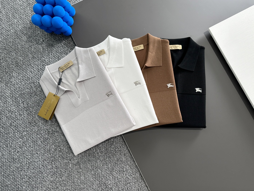 NO:538382,Burberry New Year and summer high-quality sweater jacquard short-sleeved T-shirt, top-quality original quality, classic chest logo design, current latest craftsmanship requirements, top orders require car line workmanship, super easy to match, top customization, matching the details of the whole piece, quality and tailoring design are all first-class, custom imported mercerized cotton fabric!  Full of style, light and versatile color matching. M-3XL order to report height and weight, burberry, burberry, T-shirt, tees, t-shirt, alexander wang19860909Burberry 巴宝莉 新春夏高品针织衫提花短袖T恤,顶级原单品质,胸口经典logo设计,当下最新工艺要求,顶级订单要求车线做工,超级好搭配,顶级定制,搭配整件细节 ,品质及剪裁设计都堪称一流,定制进口丝光棉面料！型格十足,配色轻熟百搭.M-3XL下单报身高体重,,burberry,burberry,T-shirt,tees，t-shirt,alexander wang,Men's clothing