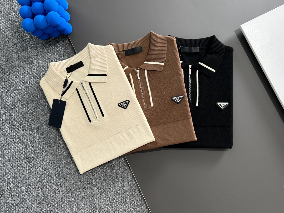 NO:538385,PRADA New Year and summer high-quality sweater jacquard short-sleeved T-shirt, top-level original quality, classic chest logo design, current latest craftsmanship requirements, top-level orders require car line workmanship, super easy to match, top-level customization, matching details, quality and tailoring design are all first-class, custom imported mercerized cotton fabric!  Full of style, light and versatile color matching. M-3XL order to report height and weight, prada, prada, T-shirt, tees, t-shirt, alexander wang19860909PRADA 普拉达 新春夏高品针织衫提花短袖T恤,顶级原单品质,胸口经典logo设计,当下最新工艺要求,顶级订单要求车线做工,超级好搭配,顶级定制,搭配整件细节 ,品质及剪裁设计都堪称一流,定制进口丝光棉面料！型格十足,配色轻熟百搭.M-3XL下单报身高体重,,prada,prada,T-shirt,tees，t-shirt,alexander wang,Men's clothing