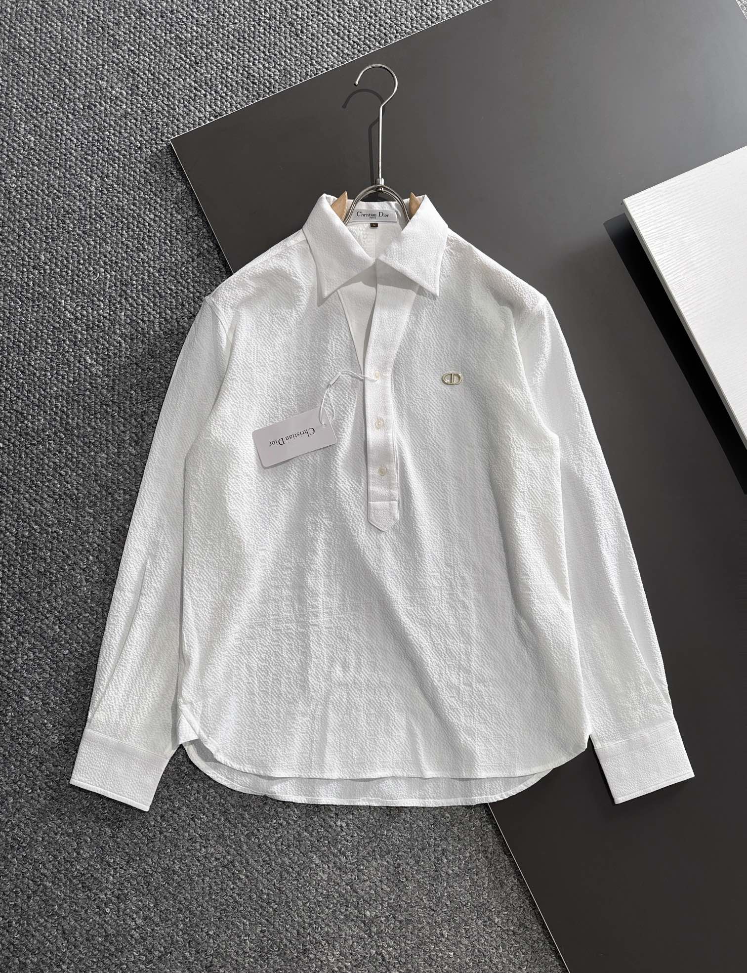 NO:540418,Dior Dior's latest autumn and winter must-have shirt for men, comfortable and breathable, original single product, original fabric, soft and comfortable, 1f upper body high-end and luxurious, enough style grade, this shirt is proud to make you satisfied and face! Size M-3XL,,dior,dior,shirts,alexander wang19860909Dior 迪奥 最新秋冬款男士必备款衬衫,舒服透气,原单狠货,原版面料,柔软舒适,1f上身高端又奢华,足够场面的档次,这款衬衫无不骄傲的让你满意有面子!尺码M-3XL,,dior,dior,shirts,alexander wang,Men's clothing
