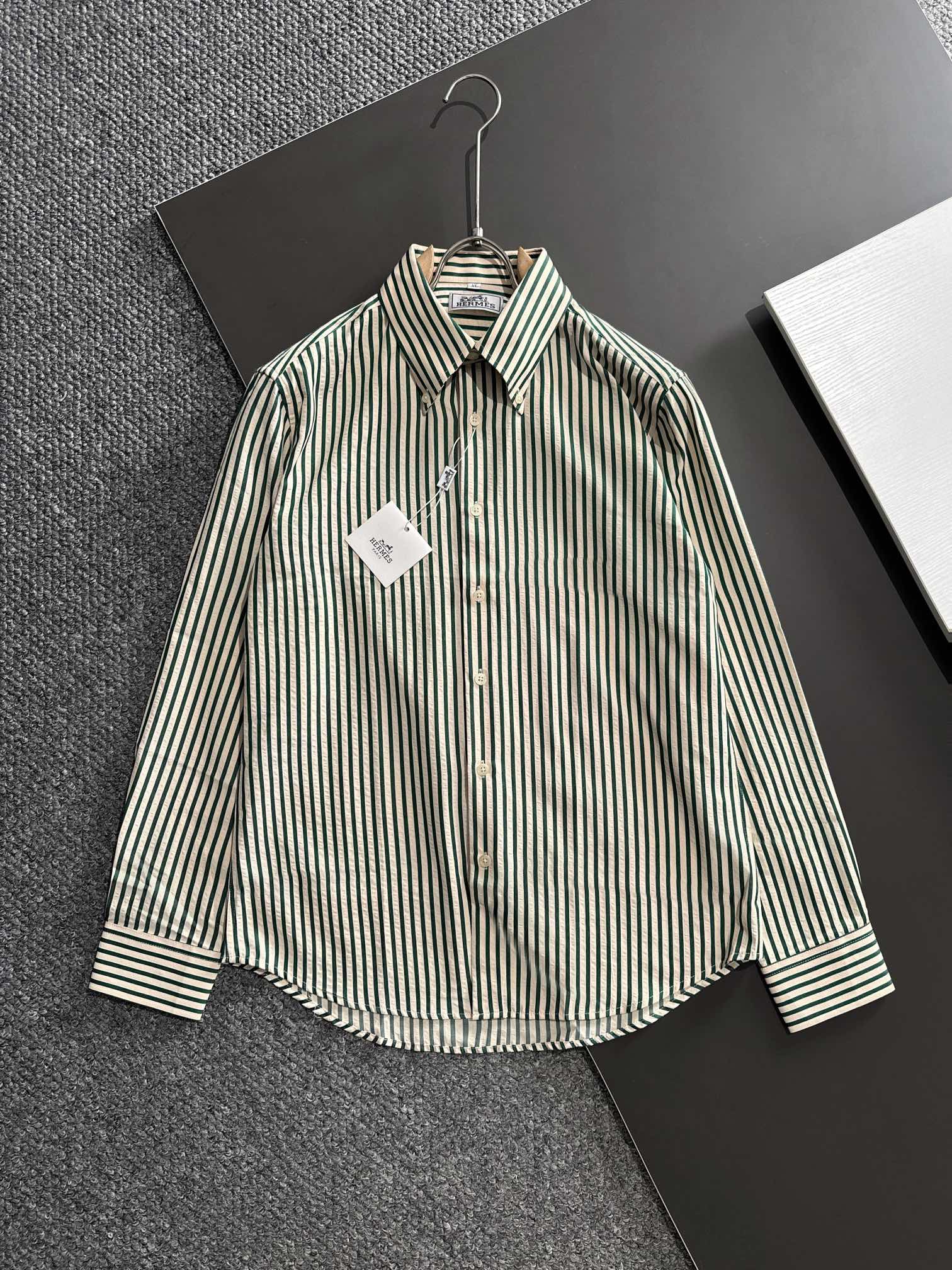 NO:540401,Hermes' latest autumn and winter shirts are essential for men, comfortable and breathable, original single product, original fabric, soft and comfortable, 1f upper body high-end and luxurious, enough to have a level of scene, this shirt is proud to make you satisfied and face! Size M-3XL, hermes, shirts, alexander wang19860909爱马仕 最新秋冬款男士必备款衬衫,舒服透气,原单狠货,原版面料,柔软舒适,1f上身高端又奢华,足够场面的档次,这款衬衫无不骄傲的让你满意有面子!尺码M-3XL,,hermes,shirts,alexander wang,Men's clothing