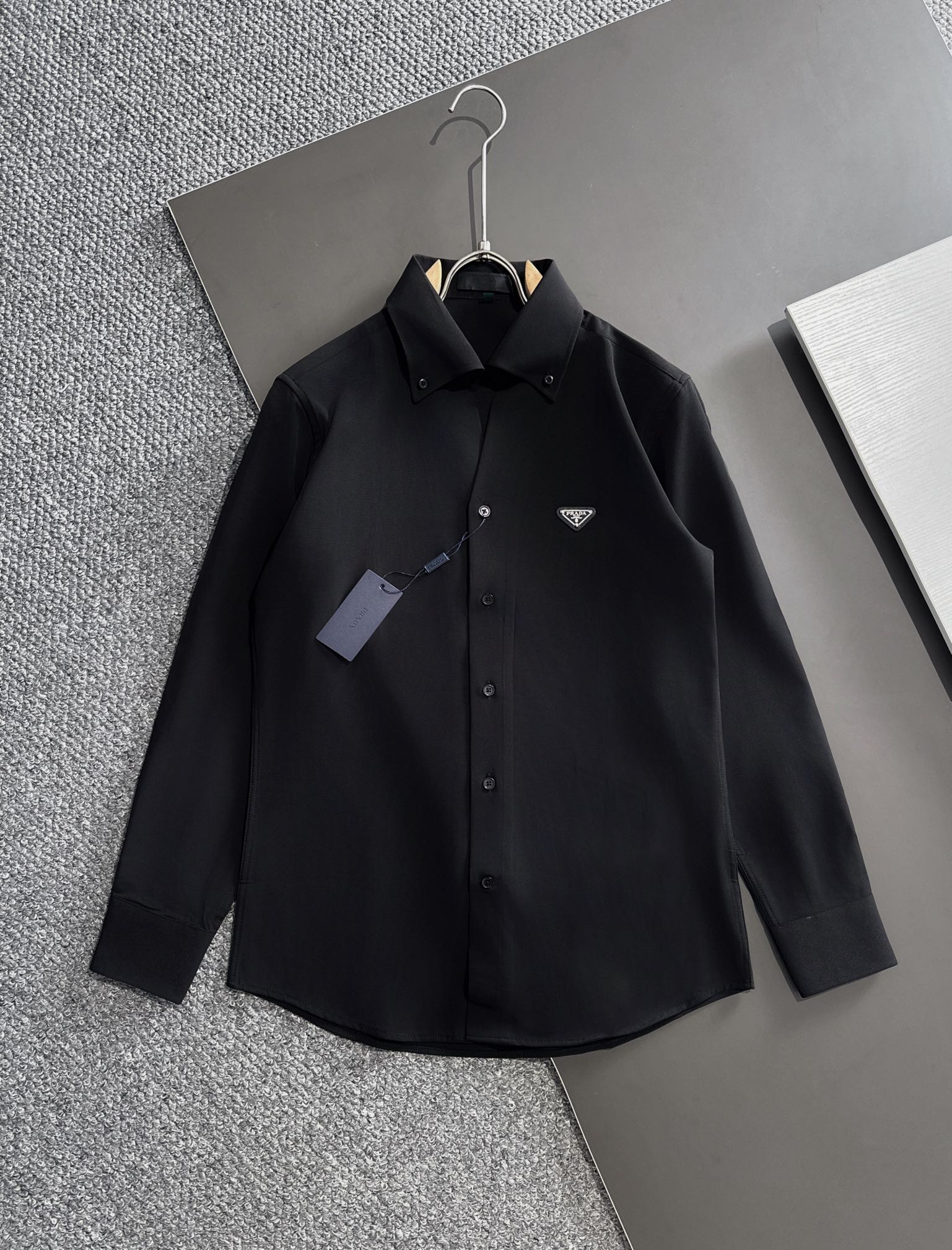 NO:540398,PRADA Prada The latest autumn and winter must-have shirt for men, comfortable and breathable, original single product, original fabric, soft and comfortable, 1f upper body high-end and luxurious, enough to have a level of scene, this shirt is proud to make you satisfied and face! Size M-3XL,,prada,prada,shirts,alexander wang19860909PRADA 普拉达 最新秋冬款男士必备款衬衫,舒服透气,原单狠货,原版面料,柔软舒适,1f上身高端又奢华,足够场面的档次,这款衬衫无不骄傲的让你满意有面子!尺码M-3XL,,prada,prada,shirts,alexander wang,Men's clothing