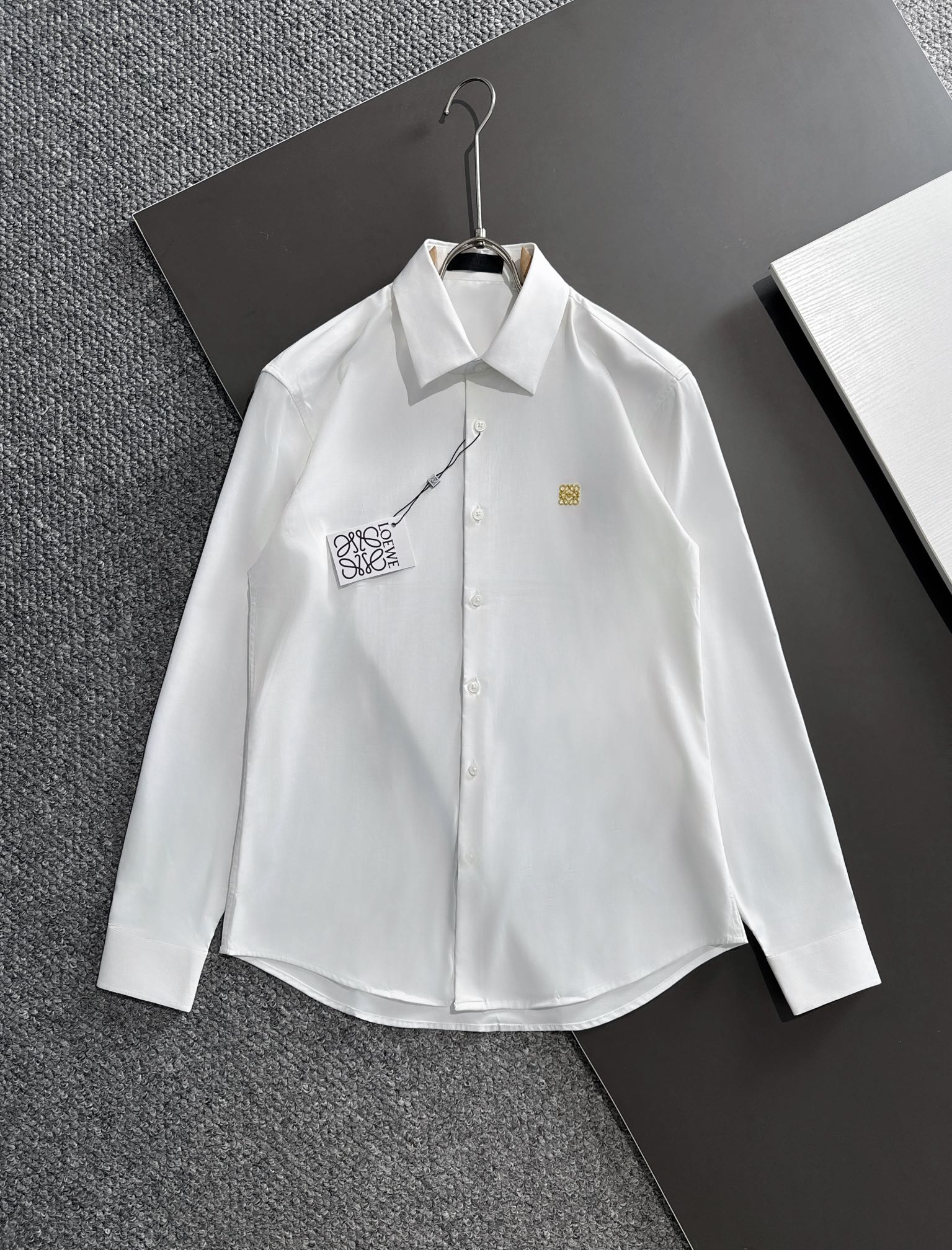 NO:540392,Luo Yiwei The latest autumn and winter must-have shirt for men, comfortable and breathable, original single product, original fabric, soft and comfortable, 1f upper body high-end and luxurious, enough style grade, this shirt is proud to make you satisfied and face! Size M-3XL, loewe, shirts, alexander wang19860909罗意威 最新秋冬款男士必备款衬衫,舒服透气,原单狠货,原版面料,柔软舒适,1f上身高端又奢华,足够场面的档次,这款衬衫无不骄傲的让你满意有面子!尺码M-3XL,,loewe,shirts,alexander wang,Men's clothing