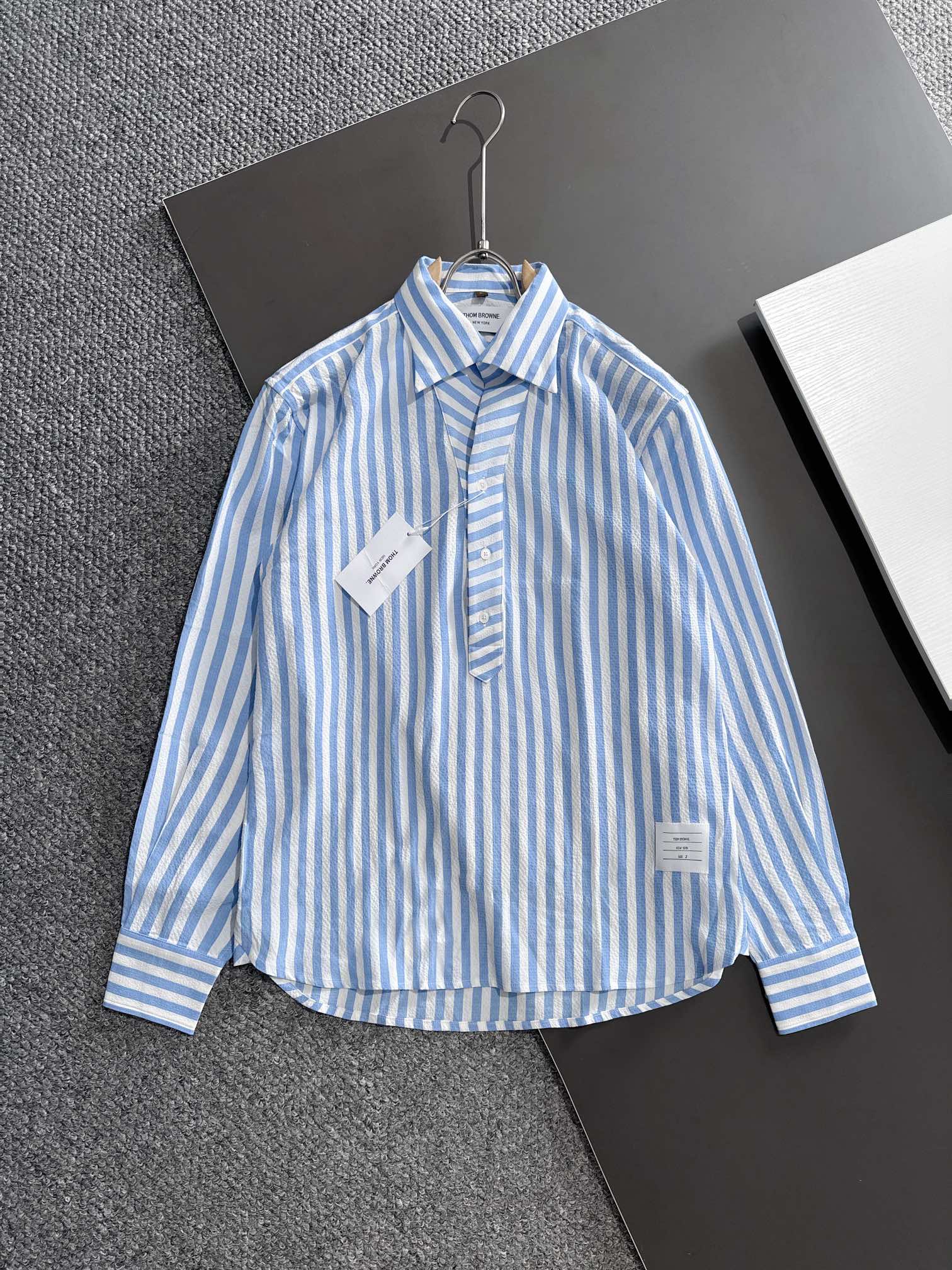 NO:540415,TB The latest autumn and winter must-have shirt for men, comfortable and breathable, original single product, original fabric, soft and comfortable, 1f upper body high-end and luxurious, enough to have a level of scene, this shirt is proud to make you satisfied and face! Size M-3XL, shirts, alexander wang19860909TB 最新秋冬款男士必备款衬衫,舒服透气,原单狠货,原版面料,柔软舒适,1f上身高端又奢华,足够场面的档次,这款衬衫无不骄傲的让你满意有面子!尺码M-3XL,,shirts,alexander wang,Men's clothing