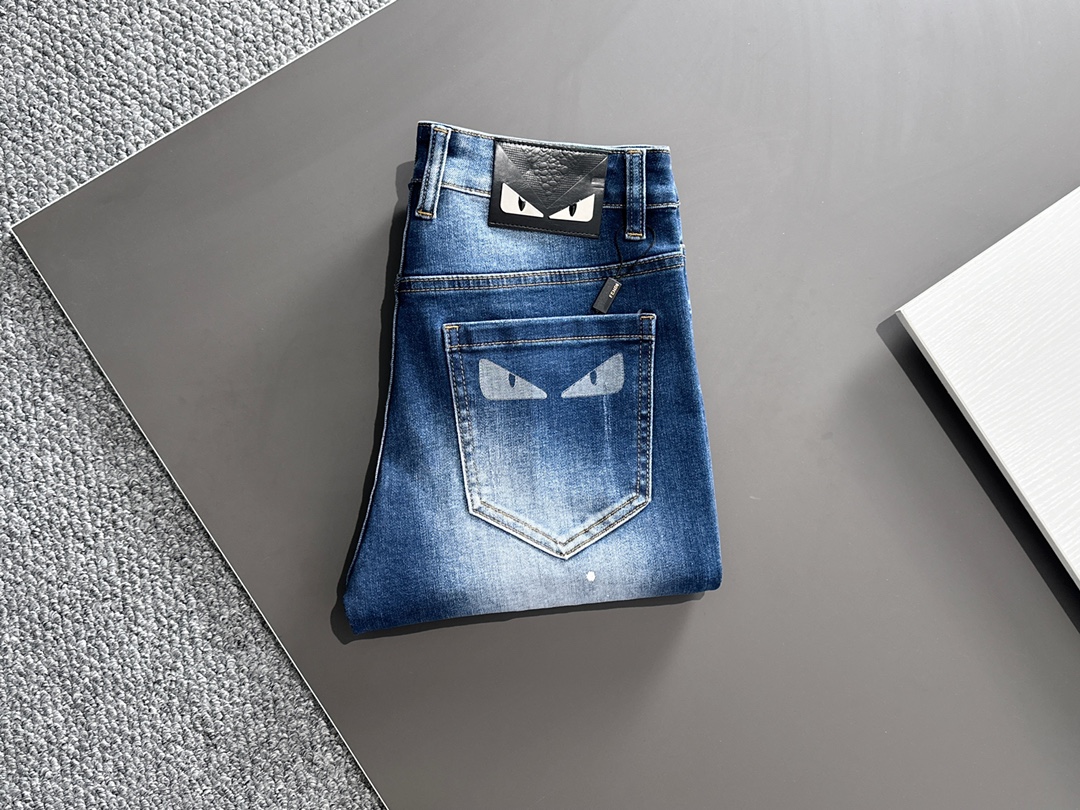 NO:712468,[Supports exchange after the year] FENDI Fendi men's denim jeans, official album and poster wear style!  High-grade imported denim raw color fabrics are supplied to customers, and the pure 13oz denim fabrics from Okayama, Japan are specially selected. Heavy-duty environmentally friendly plant enzyme washing process is used. The texture has a light retro color, which is quite beautiful and is very suitable for autumn and winter color matching. The fabric is soft and delicate after washing, but has strong bones and a slight stretch, providing an excellent comfortable experience. There is no damage from any technological elements throughout the body, retaining the purest tannin color!  The details throughout the body are perfect, exquisite and sophisticated. The latest leather label on the waist highlights the brand's characteristics. The hardware accessories, leather label and wiring all reflect the craftsmanship!  The silhouette is perfectly tailored and has excellent butt lift and slimming effect. It can be easily matched with any top in the wardrobe. It has wide compatibility and is suitable for various daily wear. The upper body is full of style. It is a must-have trousers for those who are obsessed with quality control and 1V!  Size 29-38 No 35 37,,fendi,fendi,jeans,19860909【支持年后退换】 FENDI 芬迪 男士丹宁牛仔裤,官宣画册海报穿搭款！ 客供高级进口的丹宁原色面料,特选日本冈山纯正13oz 盎司牛仔布料,重磅环保植物酵素水洗工艺,肌理有着淡淡的复古色彩,相当漂亮,极符合秋冬的配色,面料经过水洗后柔软细腻,但筋骨感极强,且略带弹力,提供了绝佳的舒适体验,通身无任何工艺元素破坏,保留了最纯粹的丹宁本色！通身细节完美如斯,精湛且考究,最新的腰部皮标彰显了品牌特质,五金配件、皮标、走线无不体现出匠心工艺！版型剪裁完美,提臀修身效果绝佳,可轻松横扫衣橱任何的上装搭配,兼容性广泛,满足于日常各种穿搭,上身型款十足,于品质控及1V迷控者必入型裤装！ 尺码29-38 无35 37,,fendi,fendi,jeans,,Men's clothing