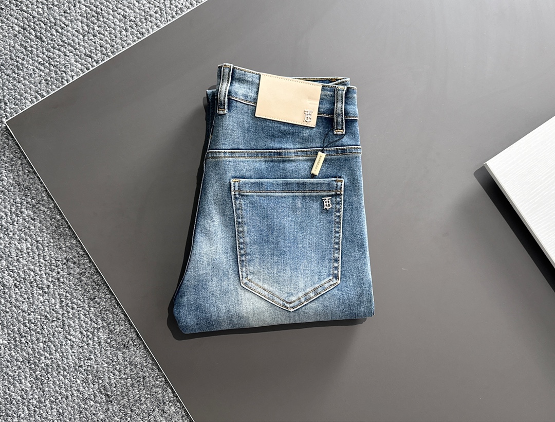 NO:712474,[Supports exchange after the new year] Burberry men's denim jeans, official album and poster wear style!  High-grade imported denim raw color fabrics are supplied to customers, and the pure 13oz denim fabrics from Okayama, Japan are specially selected. Heavy-duty environmentally friendly plant enzyme washing process is used. The texture has a light retro color, which is quite beautiful and is very suitable for autumn and winter color matching. The fabric is soft and delicate after washing, but has strong bones and a slight stretch, providing an excellent comfortable experience. There is no damage from any technological elements throughout the body, retaining the purest tannin color!  The details throughout the body are perfect, exquisite and sophisticated. The latest leather label on the waist highlights the brand's characteristics. The hardware accessories, leather label and wiring all reflect the craftsmanship!  The silhouette is perfectly tailored and has excellent butt lift and slimming effect. It can be easily matched with any top in the wardrobe. It has wide compatibility and is suitable for various daily wear. The upper body is full of style. It is a must-have trousers for those who are obsessed with quality control and 1V!  Size 29-38 No 35 37,,burberry,burberry,jeans,19860909【支持年后退换】 Burberry 巴宝莉 男士丹宁牛仔裤,官宣画册海报穿搭款！ 客供高级进口的丹宁原色面料,特选日本冈山纯正13oz 盎司牛仔布料,重磅环保植物酵素水洗工艺,肌理有着淡淡的复古色彩,相当漂亮,极符合秋冬的配色,面料经过水洗后柔软细腻,但筋骨感极强,且略带弹力,提供了绝佳的舒适体验,通身无任何工艺元素破坏,保留了最纯粹的丹宁本色！通身细节完美如斯,精湛且考究,最新的腰部皮标彰显了品牌特质,五金配件、皮标、走线无不体现出匠心工艺！版型剪裁完美,提臀修身效果绝佳,可轻松横扫衣橱任何的上装搭配,兼容性广泛,满足于日常各种穿搭,上身型款十足,于品质控及1V迷控者必入型裤装！ 尺码29-38 无35 37,,burberry,burberry,jeans,,Men's clothing