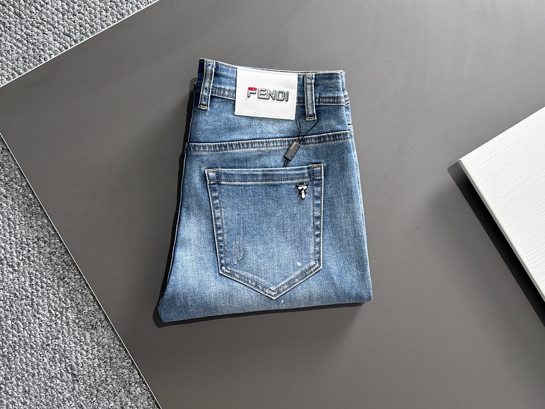 NO:712480,[Supports exchange after the year] FENDI Fendi men's denim jeans, official album and poster wear style!  High-grade imported denim raw color fabrics are supplied to customers, and the pure 13oz denim fabrics from Okayama, Japan are specially selected. Heavy-duty environmentally friendly plant enzyme washing process is used. The texture has a light retro color, which is quite beautiful and is very suitable for autumn and winter color matching. The fabric is soft and delicate after washing, but has strong bones and a slight stretch, providing an excellent comfortable experience. There is no damage from any technological elements throughout the body, retaining the purest tannin color!  The details throughout the body are perfect, exquisite and sophisticated. The latest leather label on the waist highlights the brand's characteristics. The hardware accessories, leather label and wiring all reflect the craftsmanship!  The silhouette is perfectly tailored and has excellent butt lift and slimming effect. It can be easily matched with any top in the wardrobe. It has wide compatibility and is suitable for various daily wear. The upper body is full of style. It is a must-have trousers for those who are obsessed with quality control and 1V!  Size 29-38 No 35 37,,fendi,fendi,jeans,19860909【支持年后退换】 FENDI 芬迪 男士丹宁牛仔裤,官宣画册海报穿搭款！ 客供高级进口的丹宁原色面料,特选日本冈山纯正13oz 盎司牛仔布料,重磅环保植物酵素水洗工艺,肌理有着淡淡的复古色彩,相当漂亮,极符合秋冬的配色,面料经过水洗后柔软细腻,但筋骨感极强,且略带弹力,提供了绝佳的舒适体验,通身无任何工艺元素破坏,保留了最纯粹的丹宁本色！通身细节完美如斯,精湛且考究,最新的腰部皮标彰显了品牌特质,五金配件、皮标、走线无不体现出匠心工艺！版型剪裁完美,提臀修身效果绝佳,可轻松横扫衣橱任何的上装搭配,兼容性广泛,满足于日常各种穿搭,上身型款十足,于品质控及1V迷控者必入型裤装！ 尺码29-38 无35 37,,fendi,fendi,jeans,,Men's clothing