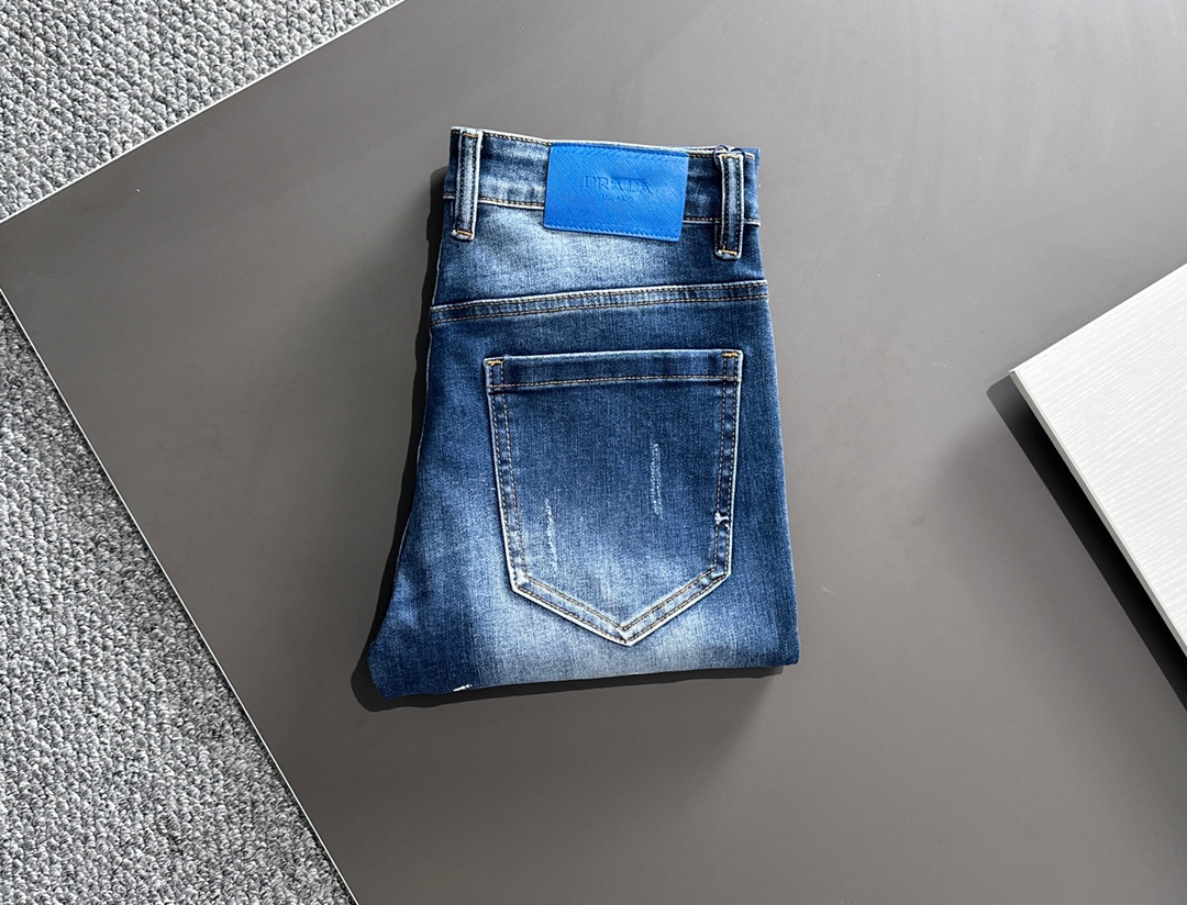 NO:712486,[Supports exchange after the new year] PRADA Men's denim jeans, official album and poster wear style!  High-grade imported denim raw color fabrics are supplied to customers, and the pure 13oz denim fabrics from Okayama, Japan are specially selected. Heavy-duty environmentally friendly plant enzyme washing process is used. The texture has a light retro color, which is quite beautiful and is very suitable for autumn and winter color matching. The fabric is soft and delicate after washing, but has strong bones and a slight stretch, providing an excellent comfortable experience. There is no damage from any technological elements throughout the body, retaining the purest tannin color!  The details throughout the body are perfect, exquisite and sophisticated. The latest leather label on the waist highlights the brand's characteristics. The hardware accessories, leather label and wiring all reflect the craftsmanship!  The silhouette is perfectly tailored and has excellent butt lift and slimming effect. It can be easily matched with any top in the wardrobe. It has wide compatibility and is suitable for various daily wear. The upper body is full of style. It is a must-have trousers for those who are obsessed with quality control and 1V!  Size 29-38 No 35 37,,prada,prada,jeans,19860909【支持年后退换】 PRADA 普拉达 男士丹宁牛仔裤,官宣画册海报穿搭款！ 客供高级进口的丹宁原色面料,特选日本冈山纯正13oz 盎司牛仔布料,重磅环保植物酵素水洗工艺,肌理有着淡淡的复古色彩,相当漂亮,极符合秋冬的配色,面料经过水洗后柔软细腻,但筋骨感极强,且略带弹力,提供了绝佳的舒适体验,通身无任何工艺元素破坏,保留了最纯粹的丹宁本色！通身细节完美如斯,精湛且考究,最新的腰部皮标彰显了品牌特质,五金配件、皮标、走线无不体现出匠心工艺！版型剪裁完美,提臀修身效果绝佳,可轻松横扫衣橱任何的上装搭配,兼容性广泛,满足于日常各种穿搭,上身型款十足,于品质控及1V迷控者必入型裤装！ 尺码29-38 无35 37,,prada,prada,jeans,,Men's clothing