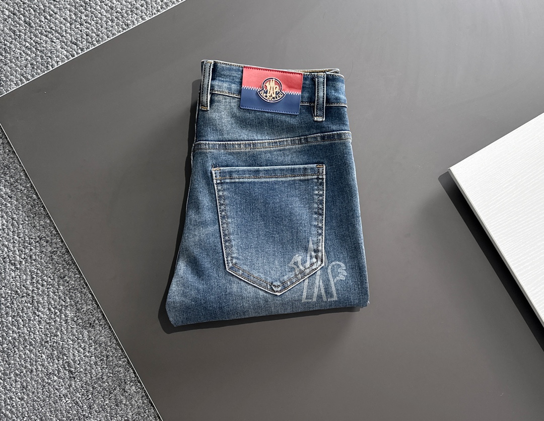 NO:712463,[Supports exchange after the new year] Men's masked denim jeans, official album and poster wear style!  High-grade imported denim raw color fabrics are supplied to customers, and the pure 13oz denim fabrics from Okayama, Japan are specially selected. Heavy-duty environmentally friendly plant enzyme washing process is used. The texture has a light retro color, which is quite beautiful and is very suitable for autumn and winter color matching. The fabric is soft and delicate after washing, but has strong bones and a slight stretch, providing an excellent comfortable experience. There is no damage from any technological elements throughout the body, retaining the purest tannin color!  The details throughout the body are perfect, exquisite and sophisticated. The latest leather label on the waist highlights the brand's characteristics. The hardware accessories, leather label and wiring all reflect the craftsmanship!  The silhouette is perfectly tailored and has excellent butt lift and slimming effect. It can be easily matched with any top in the wardrobe. It has wide compatibility and is suitable for various daily wear. The upper body is full of style. It is a must-have trousers for those who are obsessed with quality control and 1V!  Size 29-38 No 35 37,,Moncler,jeans,19860909【支持年后退换】 蒙口 男士丹宁牛仔裤,官宣画册海报穿搭款！ 客供高级进口的丹宁原色面料,特选日本冈山纯正13oz 盎司牛仔布料,重磅环保植物酵素水洗工艺,肌理有着淡淡的复古色彩,相当漂亮,极符合秋冬的配色,面料经过水洗后柔软细腻,但筋骨感极强,且略带弹力,提供了绝佳的舒适体验,通身无任何工艺元素破坏,保留了最纯粹的丹宁本色！通身细节完美如斯,精湛且考究,最新的腰部皮标彰显了品牌特质,五金配件、皮标、走线无不体现出匠心工艺！版型剪裁完美,提臀修身效果绝佳,可轻松横扫衣橱任何的上装搭配,兼容性广泛,满足于日常各种穿搭,上身型款十足,于品质控及1V迷控者必入型裤装！ 尺码29-38 无35 37,,Moncler,jeans,,Men's clothing
