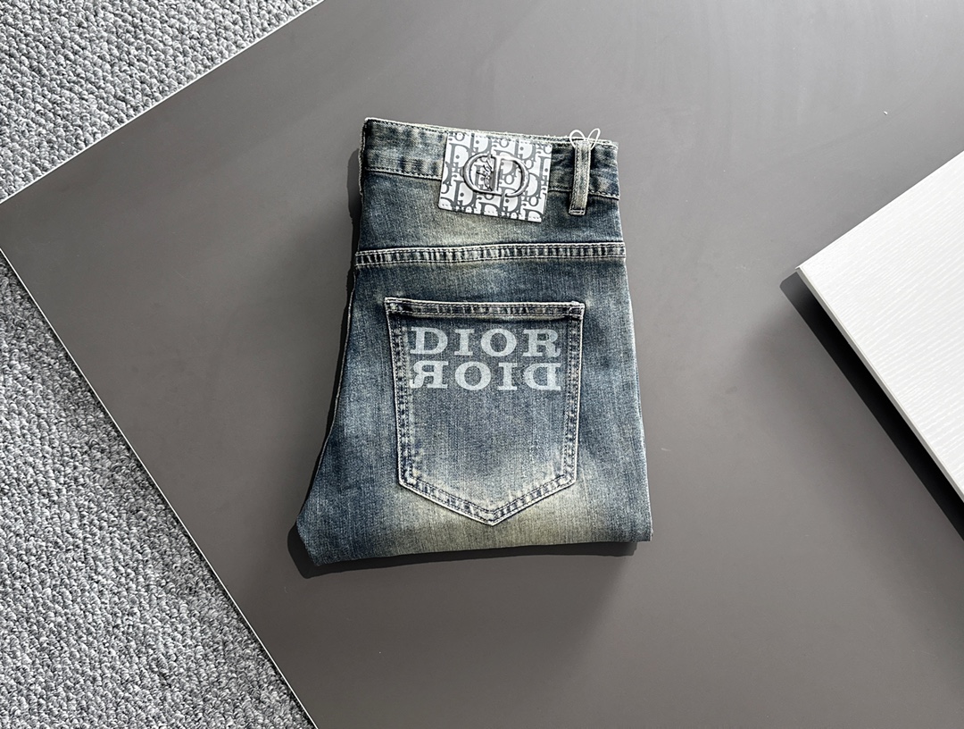NO:712469,[Supports exchange after the new year] Dior Dior men's denim jeans, official album and poster wear style!  High-grade imported denim raw color fabrics are supplied to customers, and the pure 13oz denim fabrics from Okayama, Japan are specially selected. Heavy-duty environmentally friendly plant enzyme washing process is used. The texture has a light retro color, which is quite beautiful and is very suitable for autumn and winter color matching. The fabric is soft and delicate after washing, but has strong bones and a slight stretch, providing an excellent comfortable experience. There is no damage from any technological elements throughout the body, retaining the purest tannin color!  The details throughout the body are perfect, exquisite and sophisticated. The latest leather label on the waist highlights the brand's characteristics. The hardware accessories, leather label and wiring all reflect the craftsmanship!  The silhouette is perfectly tailored and has excellent butt lift and slimming effect. It can be easily matched with any top in the wardrobe. It has wide compatibility and is suitable for various daily wear. The upper body is full of style. It is a must-have trousers for those who are obsessed with quality control and 1V!  Size 29-38 No 35 37,,dior,dior,jeans,19860909【支持年后退换】 Dior 迪奥 男士丹宁牛仔裤,官宣画册海报穿搭款！ 客供高级进口的丹宁原色面料,特选日本冈山纯正13oz 盎司牛仔布料,重磅环保植物酵素水洗工艺,肌理有着淡淡的复古色彩,相当漂亮,极符合秋冬的配色,面料经过水洗后柔软细腻,但筋骨感极强,且略带弹力,提供了绝佳的舒适体验,通身无任何工艺元素破坏,保留了最纯粹的丹宁本色！通身细节完美如斯,精湛且考究,最新的腰部皮标彰显了品牌特质,五金配件、皮标、走线无不体现出匠心工艺！版型剪裁完美,提臀修身效果绝佳,可轻松横扫衣橱任何的上装搭配,兼容性广泛,满足于日常各种穿搭,上身型款十足,于品质控及1V迷控者必入型裤装！ 尺码29-38 无35 37,,dior,dior,jeans,,Men's clothing
