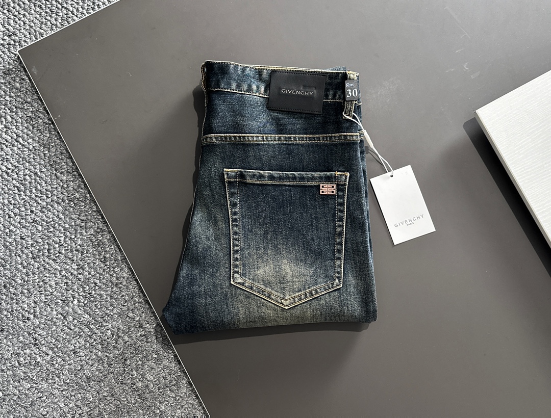 NO:712484,[Supports exchange after the new year] Givenchy men's denim jeans, official album and poster wear style!  High-grade imported denim raw color fabrics are supplied to customers, and the pure 13oz denim fabrics from Okayama, Japan are specially selected. Heavy-duty environmentally friendly plant enzyme washing process is used. The texture has a light retro color, which is quite beautiful and is very suitable for autumn and winter color matching. The fabric is soft and delicate after washing, but has strong bones and a slight stretch, providing an excellent comfortable experience. There is no damage from any technological elements throughout the body, retaining the purest tannin color!  The details throughout the body are perfect, exquisite and sophisticated. The latest leather label on the waist highlights the brand's characteristics. The hardware accessories, leather label and wiring all reflect the craftsmanship!  The silhouette is perfectly tailored and has excellent butt lift and slimming effect. It can be easily matched with any top in the wardrobe. It has wide compatibility and is suitable for various daily wear. The upper body is full of style. It is a must-have trousers for those who are obsessed with quality control and 1V!  Size 29-38 No 35 37,,givenchy,jeans,19860909【支持年后退换】 纪梵希 男士丹宁牛仔裤,官宣画册海报穿搭款！ 客供高级进口的丹宁原色面料,特选日本冈山纯正13oz 盎司牛仔布料,重磅环保植物酵素水洗工艺,肌理有着淡淡的复古色彩,相当漂亮,极符合秋冬的配色,面料经过水洗后柔软细腻,但筋骨感极强,且略带弹力,提供了绝佳的舒适体验,通身无任何工艺元素破坏,保留了最纯粹的丹宁本色！通身细节完美如斯,精湛且考究,最新的腰部皮标彰显了品牌特质,五金配件、皮标、走线无不体现出匠心工艺！版型剪裁完美,提臀修身效果绝佳,可轻松横扫衣橱任何的上装搭配,兼容性广泛,满足于日常各种穿搭,上身型款十足,于品质控及1V迷控者必入型裤装！ 尺码29-38 无35 37,,givenchy,jeans,,Men's clothing
