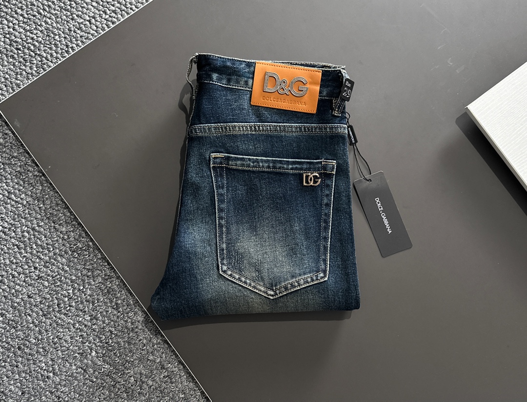 NO:712491,[Supports exchange after the new year] D&G men's denim jeans, official album and poster wear style!  High-grade imported denim raw color fabrics are supplied to customers, and the pure 13oz denim fabrics from Okayama, Japan are specially selected. Heavy-duty environmentally friendly plant enzyme washing process is used. The texture has a light retro color, which is quite beautiful and is very suitable for autumn and winter color matching. The fabric is soft and delicate after washing, but has strong bones and a slight stretch, providing an excellent comfortable experience. There is no damage from any technological elements throughout the body, retaining the purest tannin color!  The details throughout the body are perfect, exquisite and sophisticated. The latest leather label on the waist highlights the brand's characteristics. The hardware accessories, leather label and wiring all reflect the craftsmanship!  The silhouette is perfectly tailored and has excellent butt lift and slimming effect. It can be easily matched with any top in the wardrobe. It has wide compatibility and is suitable for various daily wear. The upper body is full of style. It is a must-have trousers for those who are obsessed with quality control and 1V!  Size 29-38 No 35 37,,Dolce&Gabbana,jeans,19860909【支持年后退换】 D&G 男士丹宁牛仔裤,官宣画册海报穿搭款！ 客供高级进口的丹宁原色面料,特选日本冈山纯正13oz 盎司牛仔布料,重磅环保植物酵素水洗工艺,肌理有着淡淡的复古色彩,相当漂亮,极符合秋冬的配色,面料经过水洗后柔软细腻,但筋骨感极强,且略带弹力,提供了绝佳的舒适体验,通身无任何工艺元素破坏,保留了最纯粹的丹宁本色！通身细节完美如斯,精湛且考究,最新的腰部皮标彰显了品牌特质,五金配件、皮标、走线无不体现出匠心工艺！版型剪裁完美,提臀修身效果绝佳,可轻松横扫衣橱任何的上装搭配,兼容性广泛,满足于日常各种穿搭,上身型款十足,于品质控及1V迷控者必入型裤装！ 尺码29-38 无35 37,,Dolce&Gabbana,jeans,,Men's clothing