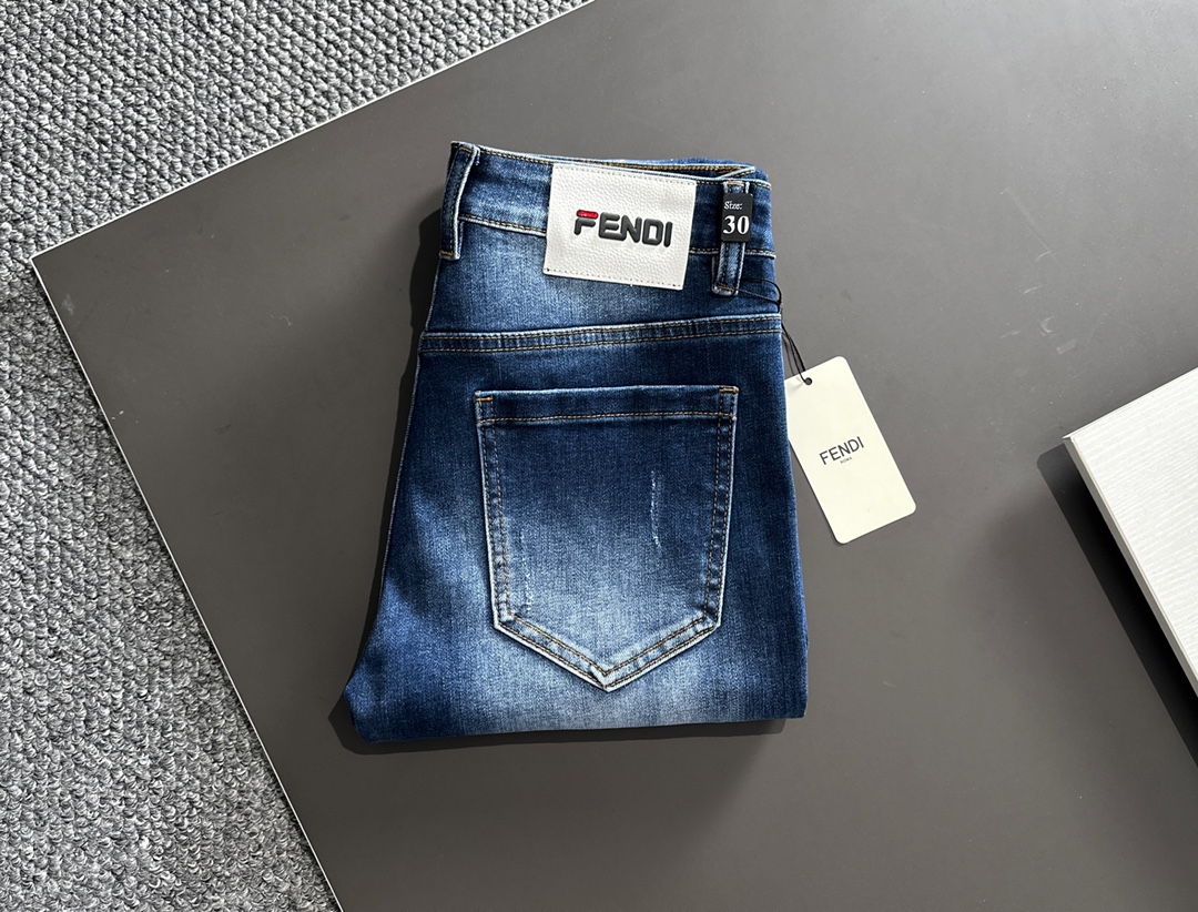 NO:712481,[Supports exchange after the year] FENDI Fendi men's denim jeans, official album and poster wear style!  High-grade imported denim raw color fabrics are supplied to customers, and the pure 13oz denim fabrics from Okayama, Japan are specially selected. Heavy-duty environmentally friendly plant enzyme washing process is used. The texture has a light retro color, which is quite beautiful and is very suitable for autumn and winter color matching. The fabric is soft and delicate after washing, but has strong bones and a slight stretch, providing an excellent comfortable experience. There is no damage from any technological elements throughout the body, retaining the purest tannin color!  The details throughout the body are perfect, exquisite and sophisticated. The latest leather label on the waist highlights the brand's characteristics. The hardware accessories, leather label and wiring all reflect the craftsmanship!  The silhouette is perfectly tailored and has excellent butt lift and slimming effect. It can be easily matched with any top in the wardrobe. It has wide compatibility and is suitable for various daily wear. The upper body is full of style. It is a must-have trousers for those who are obsessed with quality control and 1V!  Size 29-38 No 35 37,,fendi,fendi,jeans,19860909【支持年后退换】 FENDI 芬迪 男士丹宁牛仔裤,官宣画册海报穿搭款！ 客供高级进口的丹宁原色面料,特选日本冈山纯正13oz 盎司牛仔布料,重磅环保植物酵素水洗工艺,肌理有着淡淡的复古色彩,相当漂亮,极符合秋冬的配色,面料经过水洗后柔软细腻,但筋骨感极强,且略带弹力,提供了绝佳的舒适体验,通身无任何工艺元素破坏,保留了最纯粹的丹宁本色！通身细节完美如斯,精湛且考究,最新的腰部皮标彰显了品牌特质,五金配件、皮标、走线无不体现出匠心工艺！版型剪裁完美,提臀修身效果绝佳,可轻松横扫衣橱任何的上装搭配,兼容性广泛,满足于日常各种穿搭,上身型款十足,于品质控及1V迷控者必入型裤装！ 尺码29-38 无35 37,,fendi,fendi,jeans,,Men's clothing