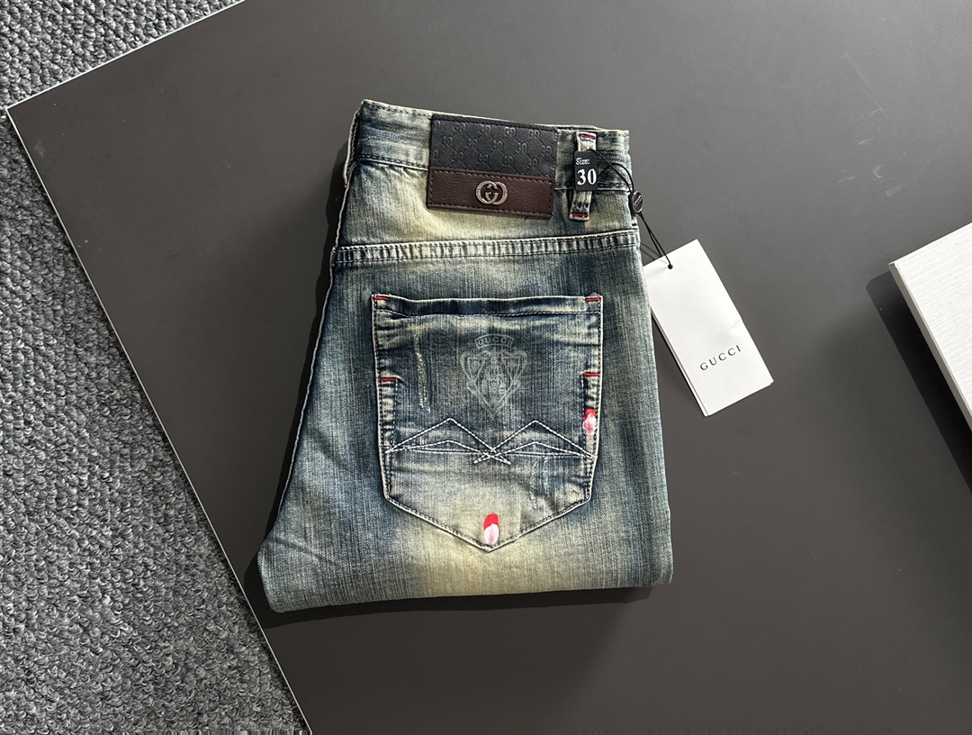 NO:712487,[Supports exchange after the year] GUCCI Gucci men's denim jeans, official album and poster wear style!  High-grade imported denim raw color fabrics are supplied to customers, and the pure 13oz denim fabrics from Okayama, Japan are specially selected. Heavy-duty environmentally friendly plant enzyme washing process is used. The texture has a light retro color, which is quite beautiful and is very suitable for autumn and winter color matching. The fabric is soft and delicate after washing, but has strong bones and a slight stretch, providing an excellent comfortable experience. There is no damage from any technological elements throughout the body, retaining the purest tannin color!  The details throughout the body are perfect, exquisite and sophisticated. The latest leather label on the waist highlights the brand's characteristics. The hardware accessories, leather label and wiring all reflect the craftsmanship!  The silhouette is perfectly tailored and has excellent butt lift and slimming effect. It can be easily matched with any top in the wardrobe. It has wide compatibility and is suitable for various daily wear. The upper body is full of style. It is a must-have trousers for those who are obsessed with quality control and 1V!  Size 29-38 No 35 37,,gucci,jeans,19860909【支持年后退换】 GUCCI 古奇 男士丹宁牛仔裤,官宣画册海报穿搭款！ 客供高级进口的丹宁原色面料,特选日本冈山纯正13oz 盎司牛仔布料,重磅环保植物酵素水洗工艺,肌理有着淡淡的复古色彩,相当漂亮,极符合秋冬的配色,面料经过水洗后柔软细腻,但筋骨感极强,且略带弹力,提供了绝佳的舒适体验,通身无任何工艺元素破坏,保留了最纯粹的丹宁本色！通身细节完美如斯,精湛且考究,最新的腰部皮标彰显了品牌特质,五金配件、皮标、走线无不体现出匠心工艺！版型剪裁完美,提臀修身效果绝佳,可轻松横扫衣橱任何的上装搭配,兼容性广泛,满足于日常各种穿搭,上身型款十足,于品质控及1V迷控者必入型裤装！ 尺码29-38 无35 37,,gucci,jeans,,Men's clothing
