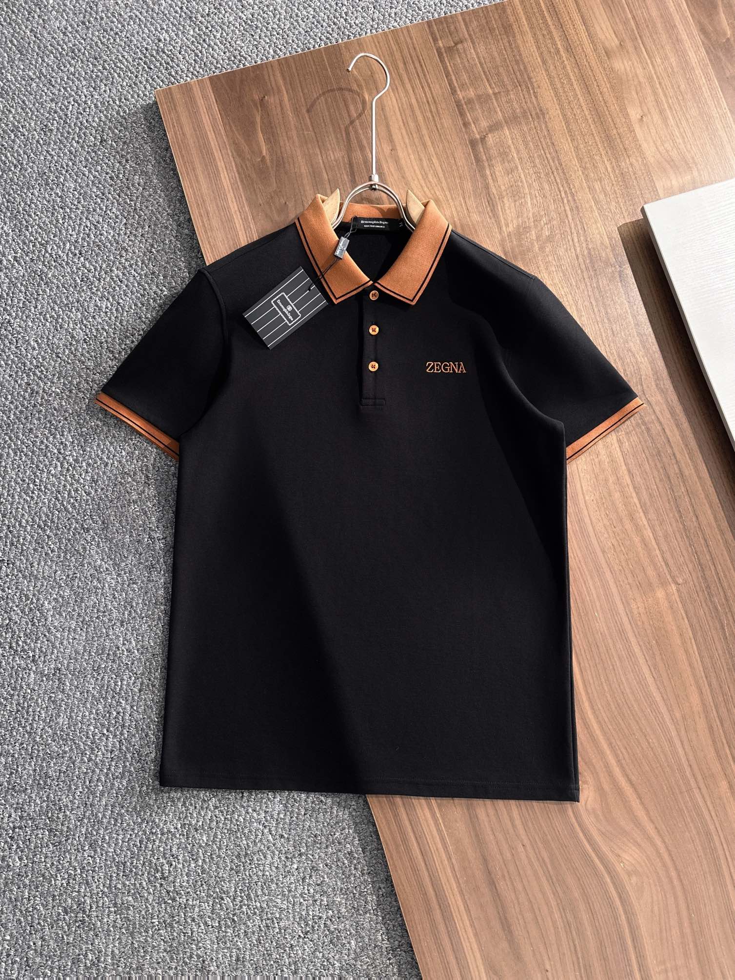 NO:522269,ZEGNA 2025 summer new men's lapel polo shirt unlocks Italian elegance. The neckline design is the finishing touch of the entire short-sleeved sleeves. The simple lines outline the neat shape. The iconic brand logo is presented on the chest with exquisite embroidery technology, which is low-key and yet recognizable. Every detail shows the brand's profound heritage and persistent pursuit of the brand. High-quality fabrics are soft and comfortable, with excellent breathability and delicate touch. Even when worn in hot summer, they can always be refreshed!  Code number M-3XL, zegna, T-shirt, alexander wang19860909ZEGNA 杰尼亚 2025 夏季新款男士翻领polo衫,解锁意式优雅.领口设计是整件短袖的点睛之笔,简约线条勾勒出利落造型,标志性品牌logo以精致的刺绣工艺呈现于胸前,低调又不失辨识度,每一处细节都彰显着品牌的深厚底蕴与对品牌的执着追求.选用高品质面料,柔软舒适,透气性极佳,触感细腻,即使在炎炎夏日穿着,也能时刻保持清爽！ 码数M-3XL,,zegna,T-shirt,alexander wang,Men's clothing