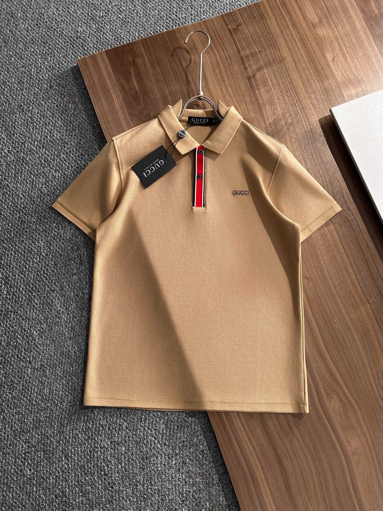 NO:522272,GUCCI 2025 summer new men's lapel polo shirt unlocks Italian elegance. The neckline design is the finishing touch of the entire short-sleeved sleeves. The simple lines outline the neat shape. The iconic brand logo is presented on the chest with exquisite embroidery technology, which is low-key and yet recognizable. Every detail shows the brand's profound heritage and persistent pursuit of the brand. High-quality fabrics are soft and comfortable, with excellent breathability and delicate touch. Even when worn in the hot summer, they can always be refreshed!  Code number M-3XL, gucci, T-shirt, alexander wang19860909GUCCI 古奇 2025 夏季新款男士翻领polo衫,解锁意式优雅.领口设计是整件短袖的点睛之笔,简约线条勾勒出利落造型,标志性品牌logo以精致的刺绣工艺呈现于胸前,低调又不失辨识度,每一处细节都彰显着品牌的深厚底蕴与对品牌的执着追求.选用高品质面料,柔软舒适,透气性极佳,触感细腻,即使在炎炎夏日穿着,也能时刻保持清爽！ 码数M-3XL,,gucci,T-shirt,alexander wang,Men's clothing