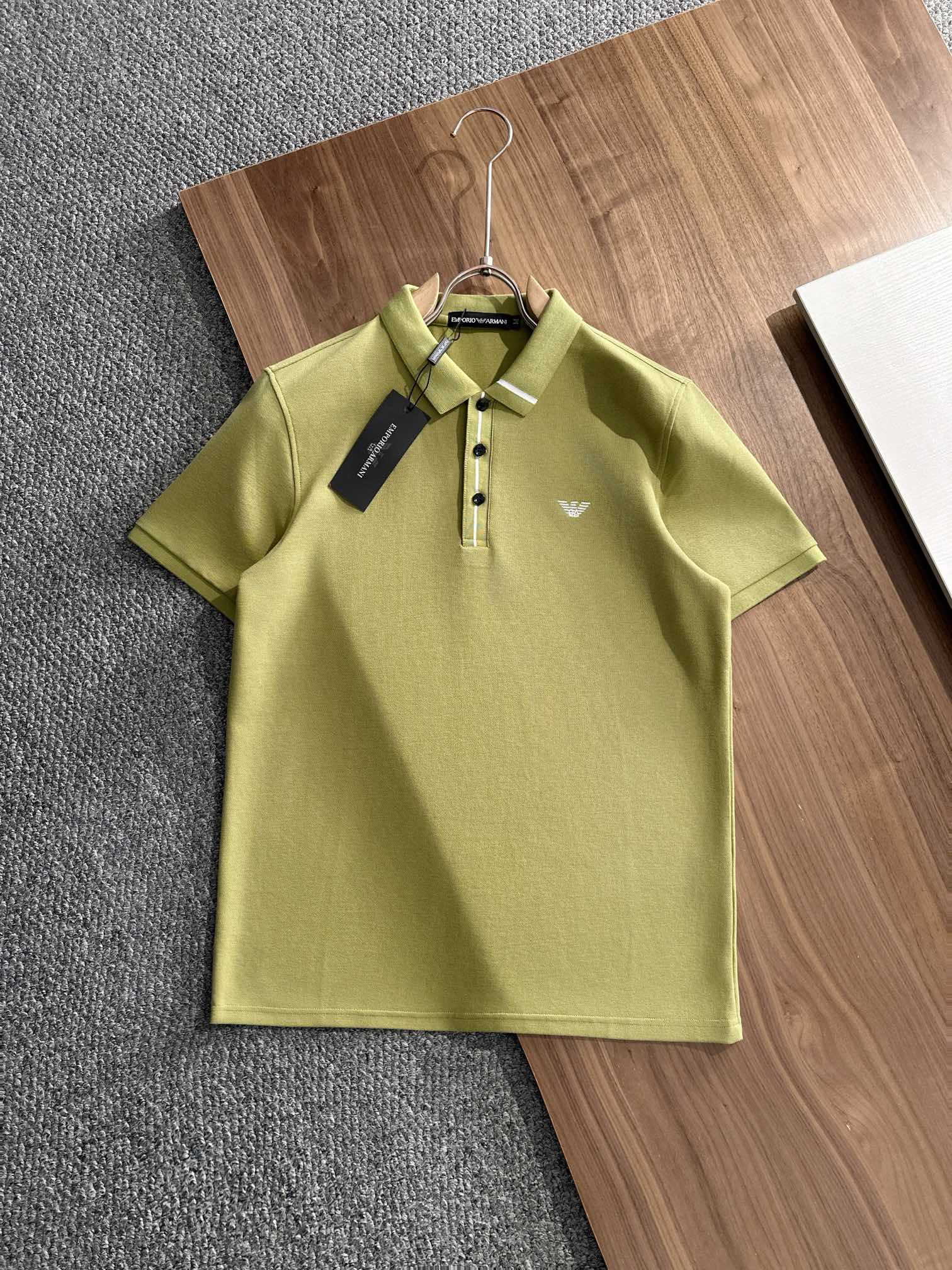 NO:522275,Armani 2025 summer new men's lapel polo shirt unlocks Italian elegance. The neckline design is the finishing touch of the entire short-sleeved sleeves. The simple lines outline the neat shape. The iconic brand logo is presented on the chest with exquisite embroidery technology, which is low-key and yet recognizable. Every detail shows the brand's profound heritage and persistent pursuit of the brand. High-quality fabrics are soft and comfortable, with excellent breathability and delicate touch. Even when worn in the hot summer, they can always be refreshed!  Code number M-3XL, armani, armani, T-shirt, alexander wang19860909Armani 阿玛尼 2025 夏季新款男士翻领polo衫,解锁意式优雅.领口设计是整件短袖的点睛之笔,简约线条勾勒出利落造型,标志性品牌logo以精致的刺绣工艺呈现于胸前,低调又不失辨识度,每一处细节都彰显着品牌的深厚底蕴与对品牌的执着追求.选用高品质面料,柔软舒适,透气性极佳,触感细腻,即使在炎炎夏日穿着,也能时刻保持清爽！ 码数M-3XL,,armani,armani,T-shirt,alexander wang,Men's clothing