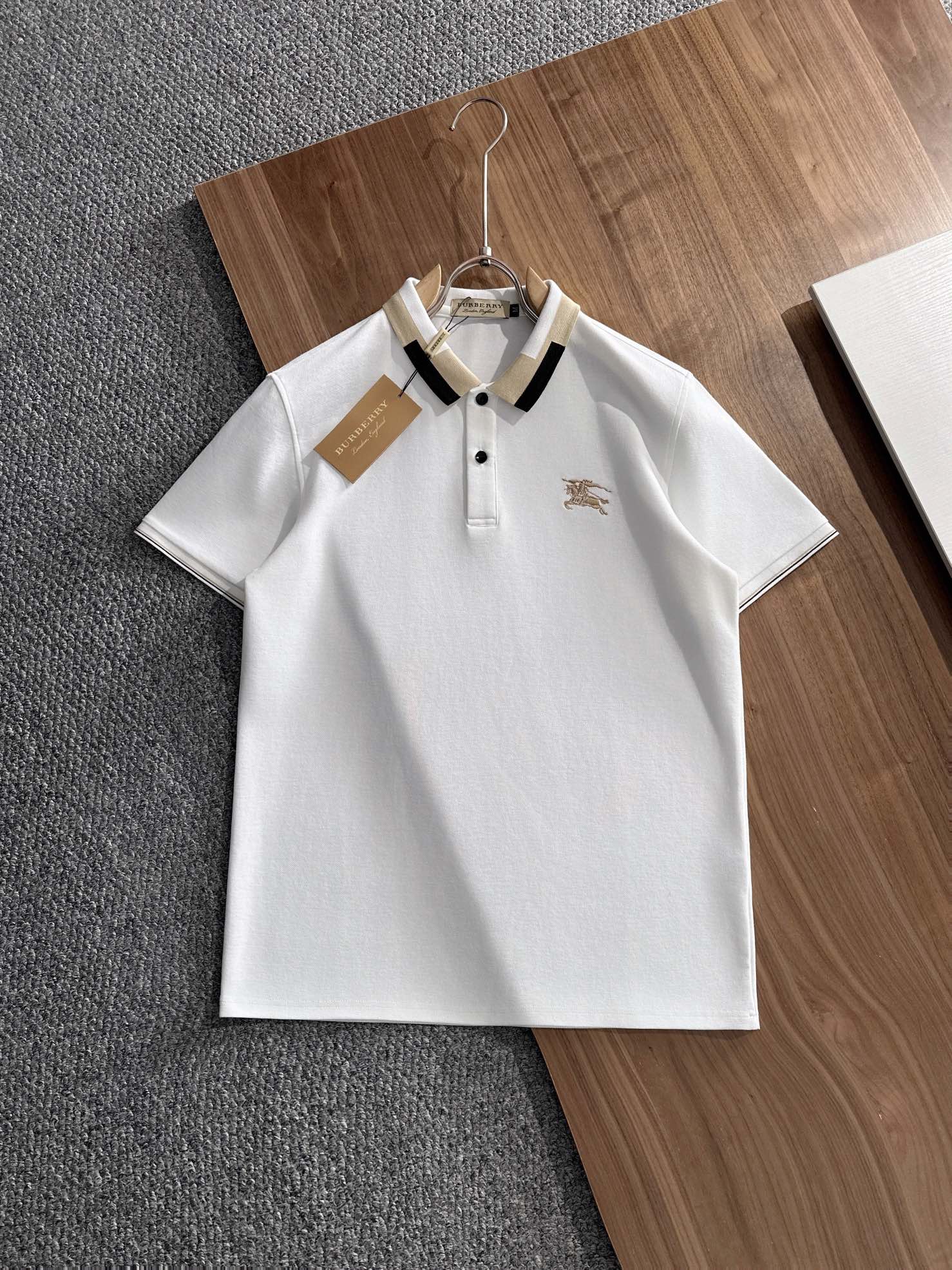 NO:522278,Burberry 2025 summer new men's lapel polo shirt unlocks Italian elegance. The neckline design is the finishing touch of the entire short-sleeved sleeves. The simple lines outline the neat shape. The iconic brand logo is presented on the chest with exquisite embroidery technology, which is low-key and yet recognizable. Every detail shows the brand's profound heritage and persistent pursuit of the brand. High-quality fabrics are used, soft and comfortable, with excellent breathability and delicate touch. Even when worn in the hot summer, they can always be refreshed!  Code number M-3XL, burberry, burberry, T-shirt, alexander wang19860909Burberry 巴宝莉 2025 夏季新款男士翻领polo衫,解锁意式优雅.领口设计是整件短袖的点睛之笔,简约线条勾勒出利落造型,标志性品牌logo以精致的刺绣工艺呈现于胸前,低调又不失辨识度,每一处细节都彰显着品牌的深厚底蕴与对品牌的执着追求.选用高品质面料,柔软舒适,透气性极佳,触感细腻,即使在炎炎夏日穿着,也能时刻保持清爽！ 码数M-3XL,,burberry,burberry,T-shirt,alexander wang,Men's clothing