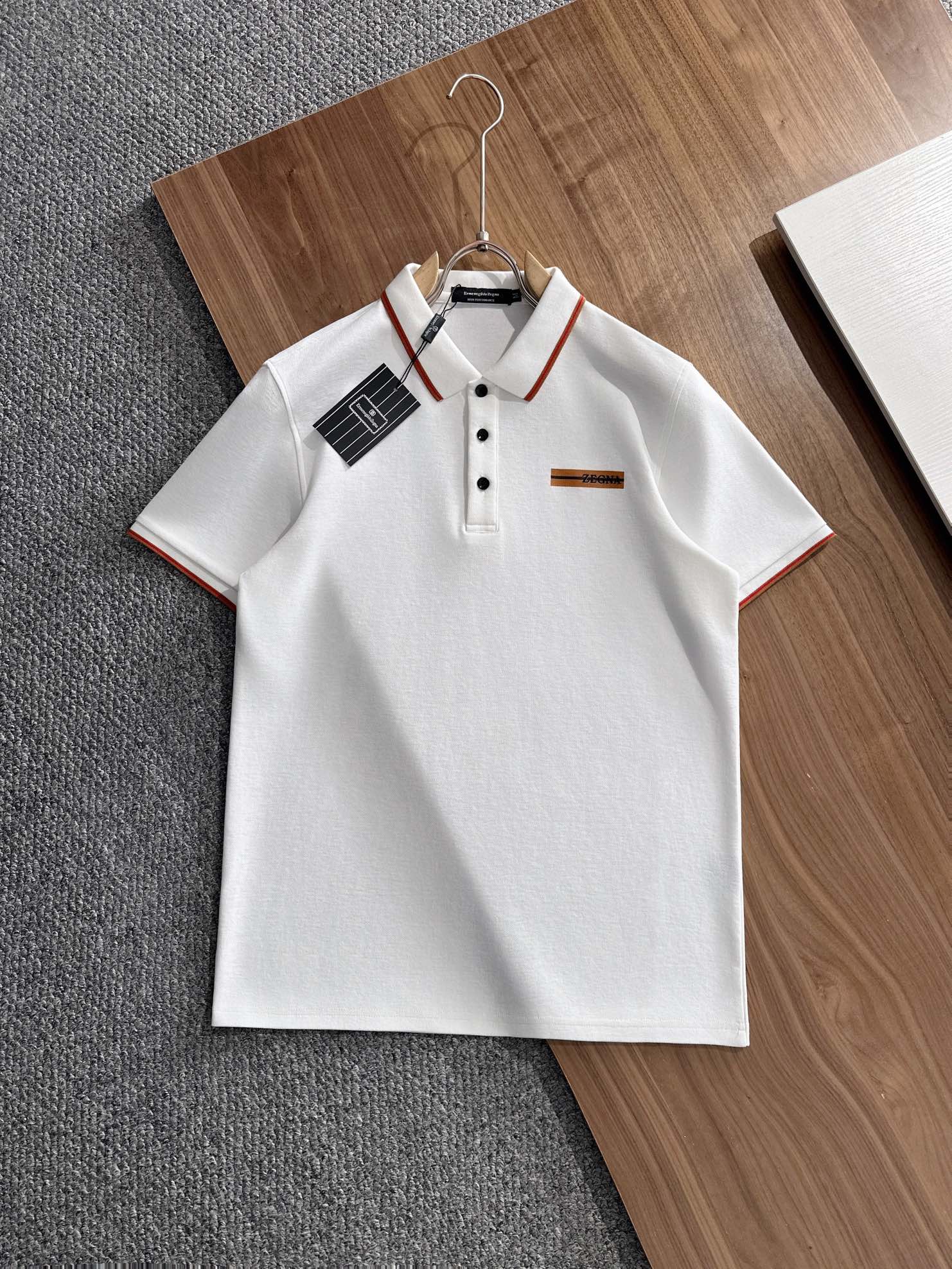 NO:522284,ZEGNA 2025 summer new men's lapel polo shirt unlocks Italian elegance. The neckline design is the finishing touch of the entire short-sleeved sleeves. The simple lines outline the neat shape. The iconic brand logo is presented on the chest with exquisite embroidery technology, which is low-key and yet recognizable. Every detail shows the brand's profound heritage and persistent pursuit of the brand. High-quality fabrics are soft and comfortable, with excellent breathability and delicate touch. Even when worn in hot summer, they can always be refreshed!  Code number M-3XL, zegna, T-shirt, alexander wang19860909ZEGNA 杰尼亚 2025 夏季新款男士翻领polo衫,解锁意式优雅.领口设计是整件短袖的点睛之笔,简约线条勾勒出利落造型,标志性品牌logo以精致的刺绣工艺呈现于胸前,低调又不失辨识度,每一处细节都彰显着品牌的深厚底蕴与对品牌的执着追求.选用高品质面料,柔软舒适,透气性极佳,触感细腻,即使在炎炎夏日穿着,也能时刻保持清爽！ 码数M-3XL,,zegna,T-shirt,alexander wang,Men's clothing