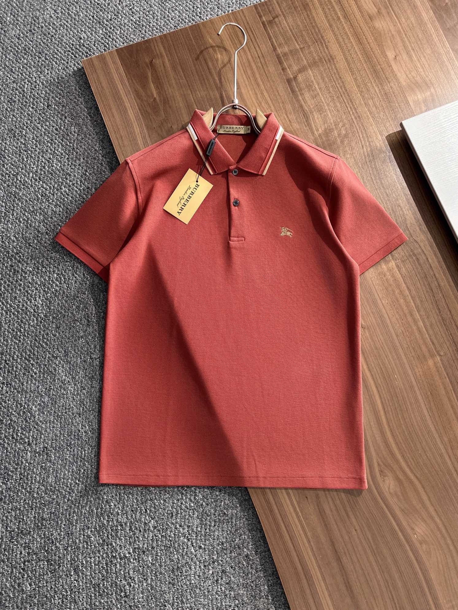 NO:522285,Burberry 2025 summer new men's lapel polo shirt unlocks Italian elegance. The neckline design is the finishing touch of the entire short-sleeved sleeves. The simple lines outline the neat shape. The iconic brand logo is presented on the chest with exquisite embroidery technology, which is low-key and yet recognizable. Every detail shows the brand's profound heritage and persistent pursuit of the brand. High-quality fabrics are used, soft and comfortable, with excellent breathability and delicate touch. Even when worn in the hot summer, they can always be refreshed!  Code number M-3XL, burberry, burberry, T-shirt, alexander wang19860909Burberry 巴宝莉 2025 夏季新款男士翻领polo衫,解锁意式优雅.领口设计是整件短袖的点睛之笔,简约线条勾勒出利落造型,标志性品牌logo以精致的刺绣工艺呈现于胸前,低调又不失辨识度,每一处细节都彰显着品牌的深厚底蕴与对品牌的执着追求.选用高品质面料,柔软舒适,透气性极佳,触感细腻,即使在炎炎夏日穿着,也能时刻保持清爽！ 码数M-3XL,,burberry,burberry,T-shirt,alexander wang,Men's clothing