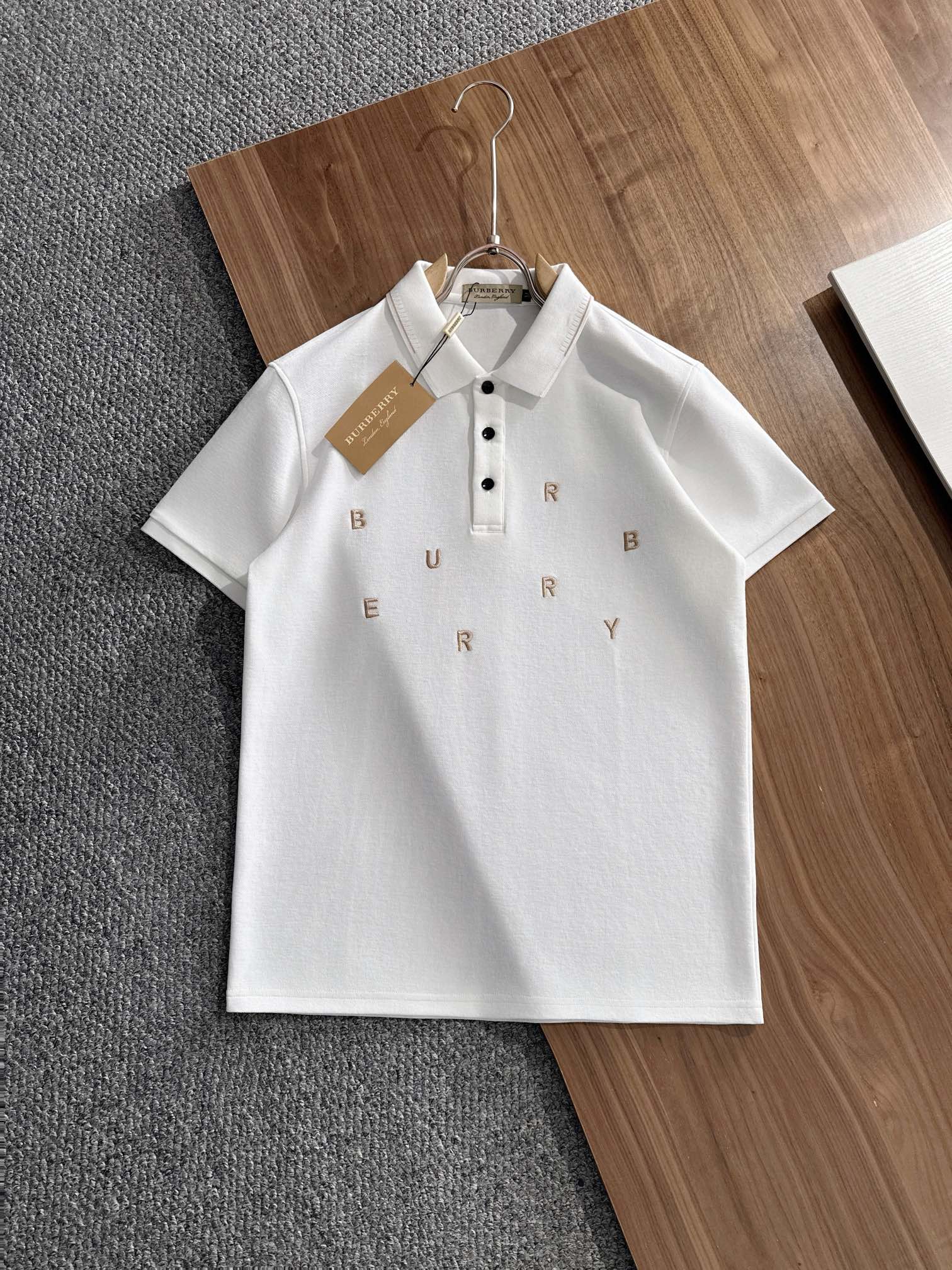 NO:522289,Burberry 2025 summer new men's lapel polo shirt unlocks Italian elegance. The neckline design is the finishing touch of the entire short-sleeved sleeves. The simple lines outline the neat shape. The iconic brand logo is presented on the chest with exquisite embroidery technology, which is low-key and yet recognizable. Every detail shows the brand's profound heritage and persistent pursuit of the brand. High-quality fabrics are used, soft and comfortable, with excellent breathability and delicate touch. Even when worn in the hot summer, they can always be refreshed!  Code number M-3XL, burberry, burberry, T-shirt, alexander wang19860909Burberry 巴宝莉 2025 夏季新款男士翻领polo衫,解锁意式优雅.领口设计是整件短袖的点睛之笔,简约线条勾勒出利落造型,标志性品牌logo以精致的刺绣工艺呈现于胸前,低调又不失辨识度,每一处细节都彰显着品牌的深厚底蕴与对品牌的执着追求.选用高品质面料,柔软舒适,透气性极佳,触感细腻,即使在炎炎夏日穿着,也能时刻保持清爽！ 码数M-3XL,,burberry,burberry,T-shirt,alexander wang,Men's clothing