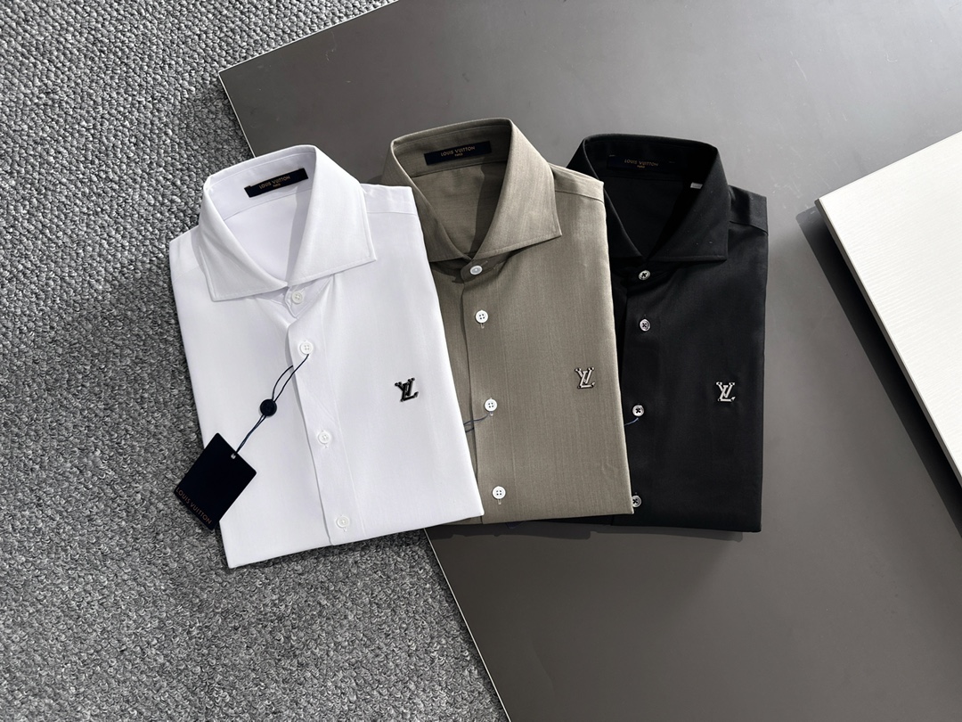 NO:540394,The latest men's essential shirt for LV counter, natural cotton, comfortable and breathable, original single product, original fabric, soft and comfortable, high-end and luxurious upper body, sufficiently styled grade, this shirt is proud to make you satisfied and face! Size M-3XL,,louis vuitton,shirts,alexander wang19860909LV 专柜最新款男士必备款衬衫,天然棉,舒服透气,原单狠货,原版面料,柔软舒适,上身高端又奢华,足够场面的档次,这款衬衫无不骄傲的让你满意有面子! 尺码M—3XL,,louis vuitton,shirts,alexander wang,Men's clothing