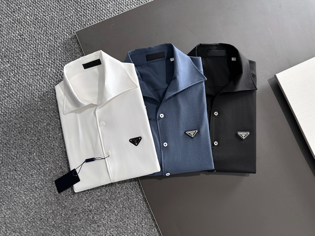 NO:540406,PRADA The latest men's essential shirt for counter, natural cotton, comfortable and breathable, original single product, original fabric, soft and comfortable, high-end and luxurious, enough to have a sufficient level of scene, this shirt is proud to make you satisfied and face! Size M-3XL,,prada,prada,shirts,alexander wang19860909PRADA 普拉达 专柜最新款男士必备款衬衫,天然棉,舒服透气,原单狠货,原版面料,柔软舒适,上身高端又奢华,足够场面的档次,这款衬衫无不骄傲的让你满意有面子! 尺码M—3XL,,prada,prada,shirts,alexander wang,Men's clothing