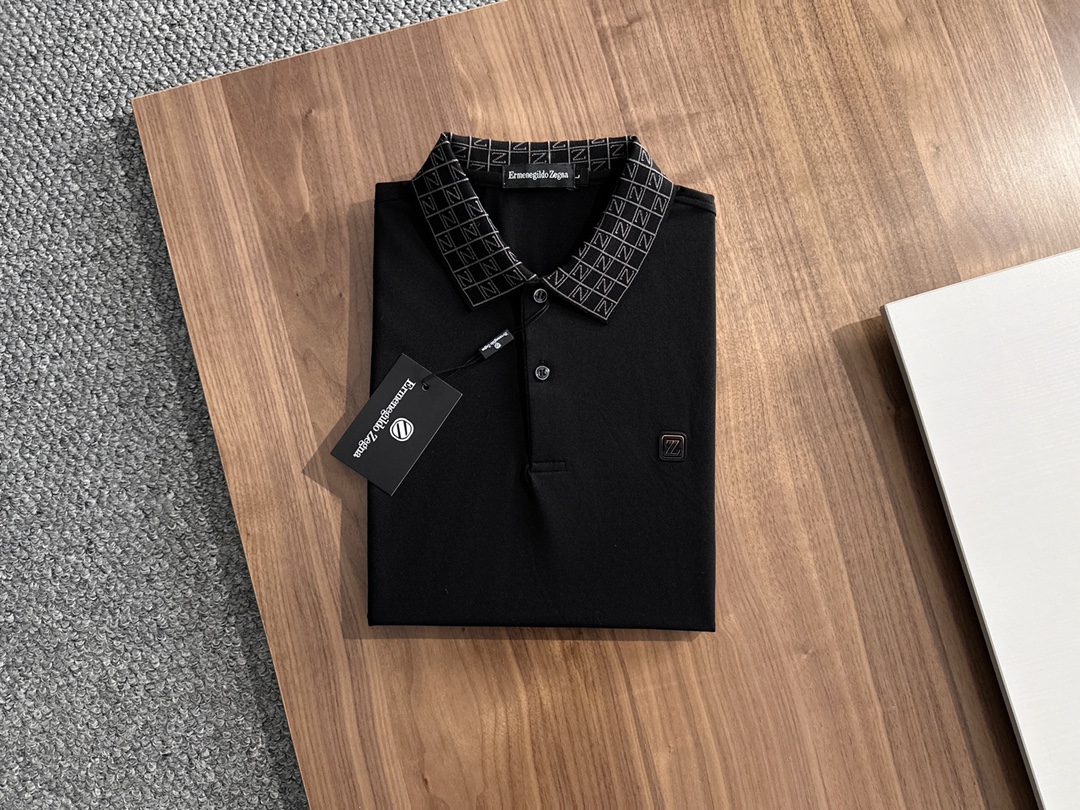 NO:522292,Jenia 2025 summer new men's lapel polo shirt unlocks Italian elegance. The neckline design is the finishing touch of the entire short-sleeved sleeves. The simple lines outline the neat shape. The iconic brand logo is presented on the chest with exquisite embroidery technology, which is low-key and yet recognizable. Every detail shows the brand's profound heritage and persistent pursuit of the brand. It uses high-quality fabrics, which are soft and comfortable, have excellent breathability and delicate touch. Even when worn in the hot summer, it can always be refreshed!  Code number M-3XL, zegna, T-shirt, alexander wang19860909杰尼亚 2025 夏季新款男士翻领polo衫,解锁意式优雅.领口设计是整件短袖的点睛之笔,简约线条勾勒出利落造型,标志性品牌logo以精致的刺绣工艺呈现于胸前,低调又不失辨识度,每一处细节都彰显着品牌的深厚底蕴与对品牌的执着追求.选用高品质面料,柔软舒适,透气性极佳,触感细腻,即使在炎炎夏日穿着,也能时刻保持清爽！ 码数M-3XL,,zegna,T-shirt,alexander wang,Men's clothing
