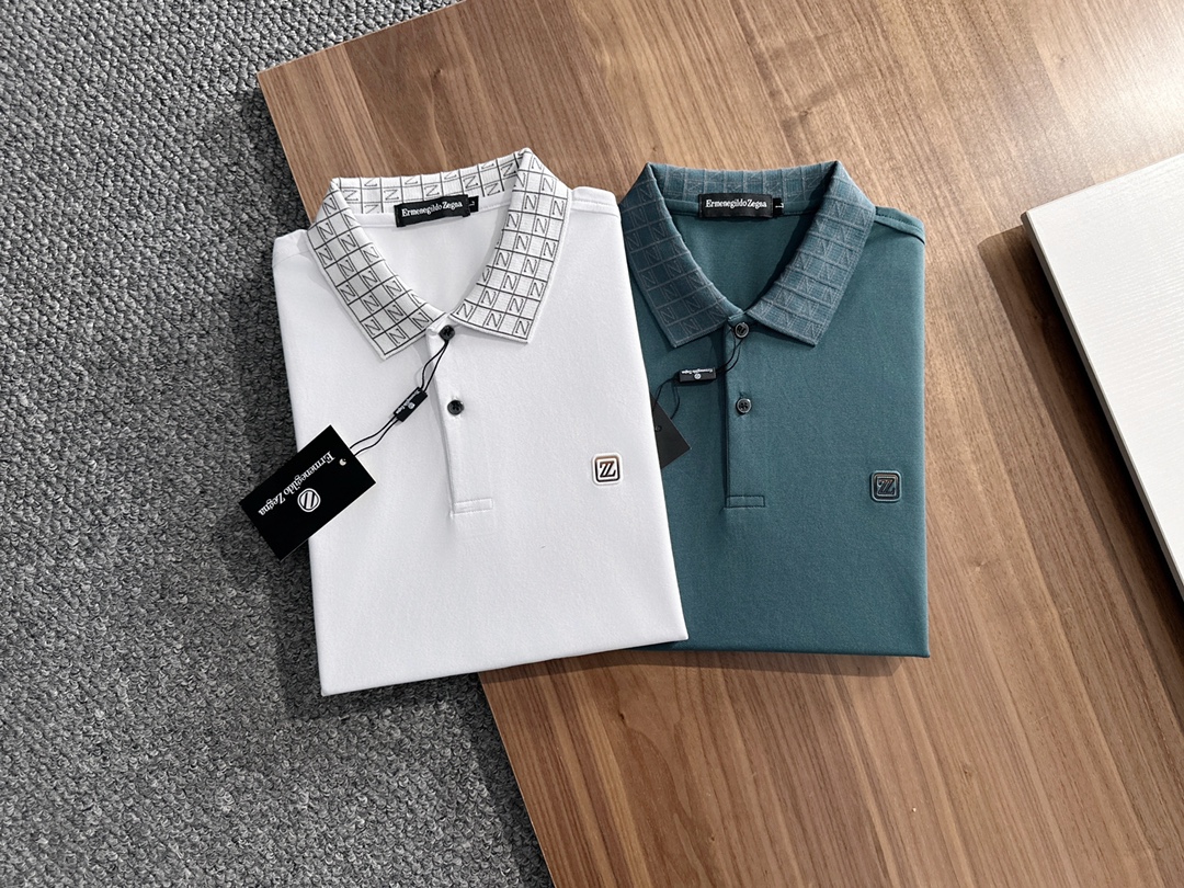 NO:522303,Jenia 2025 summer new men's lapel polo shirt unlocks Italian elegance. The neckline design is the finishing touch of the entire short-sleeved sleeves. The simple lines outline the neat shape. The iconic brand logo is presented on the chest with exquisite embroidery technology, which is low-key and yet recognizable. Every detail shows the brand's profound heritage and persistent pursuit of the brand. It uses high-quality fabrics, which are soft and comfortable, have excellent breathability and delicate touch. Even when worn in the hot summer, it can always be refreshed!  Code number M-3XL, zegna, T-shirt, alexander wang19860909杰尼亚 2025 夏季新款男士翻领polo衫,解锁意式优雅.领口设计是整件短袖的点睛之笔,简约线条勾勒出利落造型,标志性品牌logo以精致的刺绣工艺呈现于胸前,低调又不失辨识度,每一处细节都彰显着品牌的深厚底蕴与对品牌的执着追求.选用高品质面料,柔软舒适,透气性极佳,触感细腻,即使在炎炎夏日穿着,也能时刻保持清爽！ 码数M-3XL,,zegna,T-shirt,alexander wang,Men's clothing