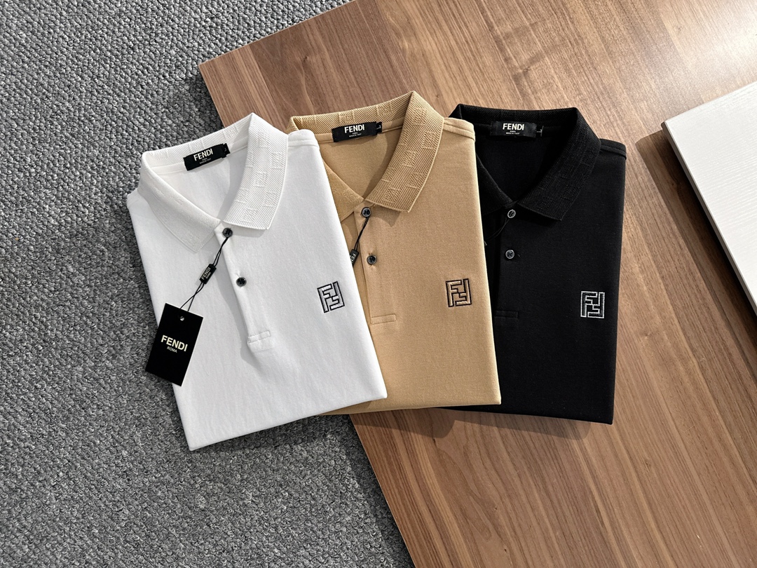 NO:522288,FENDI 2025 summer new men's lapel polo shirt unlocks Italian elegance. The neckline design is the finishing touch of the entire short-sleeved sleeves. The simple lines outline the neat shape. The iconic brand logo is presented on the chest with exquisite embroidery technology, which is low-key and yet recognizable. Every detail shows the brand's profound heritage and persistent pursuit of the brand. High-quality fabrics are soft and comfortable, with excellent breathability and delicate touch. Even when worn in the hot summer, they can always be refreshed!  Code number M-3XL, fendi, fendi, T-shirt, alexander wang19860909FENDI 芬迪 2025 夏季新款男士翻领polo衫,解锁意式优雅.领口设计是整件短袖的点睛之笔,简约线条勾勒出利落造型,标志性品牌logo以精致的刺绣工艺呈现于胸前,低调又不失辨识度,每一处细节都彰显着品牌的深厚底蕴与对品牌的执着追求.选用高品质面料,柔软舒适,透气性极佳,触感细腻,即使在炎炎夏日穿着,也能时刻保持清爽！ 码数M-3XL,,fendi,fendi,T-shirt,alexander wang,Men's clothing
