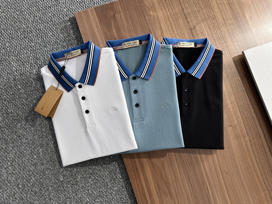 NO:522286,Burberry 2025 summer new men's lapel polo shirt unlocks Italian elegance. The neckline design is the finishing touch of the entire short-sleeved sleeves. The simple lines outline the neat shape. The iconic brand logo is presented on the chest with exquisite embroidery technology, which is low-key and yet recognizable. Every detail shows the brand's profound heritage and persistent pursuit of the brand. High-quality fabrics are used, soft and comfortable, with excellent breathability and delicate touch. Even when worn in the hot summer, they can always be refreshed!  Code number M-3XL, burberry, burberry, T-shirt, alexander wang19860909Burberry 巴宝莉 2025 夏季新款男士翻领polo衫,解锁意式优雅.领口设计是整件短袖的点睛之笔,简约线条勾勒出利落造型,标志性品牌logo以精致的刺绣工艺呈现于胸前,低调又不失辨识度,每一处细节都彰显着品牌的深厚底蕴与对品牌的执着追求.选用高品质面料,柔软舒适,透气性极佳,触感细腻,即使在炎炎夏日穿着,也能时刻保持清爽！ 码数M-3XL,,burberry,burberry,T-shirt,alexander wang,Men's clothing