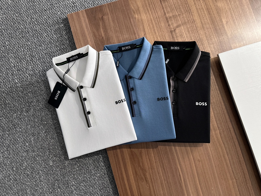 NO:522295,BOSS 2025 summer new men's lapel polo shirt unlocks Italian elegance. The neckline design is the finishing touch of the entire short-sleeved sleeves. The simple lines outline the neat shape. The iconic brand logo is presented on the chest with exquisite embroidery technology, which is low-key and yet recognizable. Every detail shows the brand's profound heritage and persistent pursuit of the brand. High-quality fabrics are soft and comfortable, with excellent breathability and delicate touch. Even when worn in the hot summer, they can always be refreshed!  Code number M-3XL, T-shirt, alexander wang19860909BOSS 2025 夏季新款男士翻领polo衫,解锁意式优雅.领口设计是整件短袖的点睛之笔,简约线条勾勒出利落造型,标志性品牌logo以精致的刺绣工艺呈现于胸前,低调又不失辨识度,每一处细节都彰显着品牌的深厚底蕴与对品牌的执着追求.选用高品质面料,柔软舒适,透气性极佳,触感细腻,即使在炎炎夏日穿着,也能时刻保持清爽！ 码数M-3XL,,T-shirt,alexander wang,Men's clothing