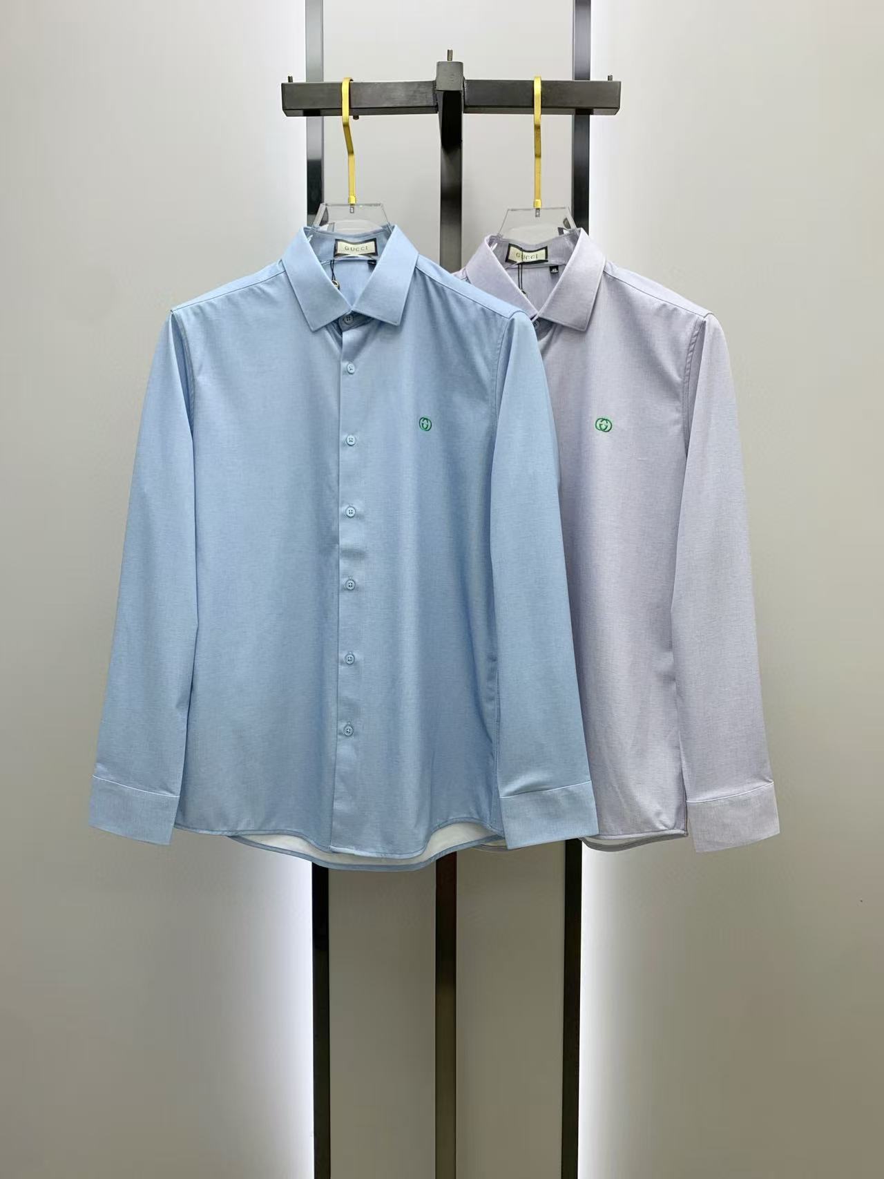 NO:549802,'GUCCI Guqi' original single product. Hot products are coming. 2025ss official website new long-sleeved shirt shirt, exquisite embroidered logo high-end version, customized counter fabric, breathable and comfortable, finely crafted, impeccable details, brand element design concept, reflect high quality. The feel is delicate and soft!  It is casually cut, with a great upper body style!  Code number M-3XL, gucci,shirts,alexander wang19860909《GUCCI 古奇》 原单货.爆款来袭 2025ss官网新款长袖 衬衫 衬衣,精美刺绣Logo 高端版本,专柜定制面料 透气舒适度高,精工制作,细节处理完美无可挑剔,品牌元素设计理念,体现高品质.手感细腻柔软！呈现休闲裁剪,上身版型超赞！码数M-3XL,,gucci,shirts,alexander wang,Men's clothing