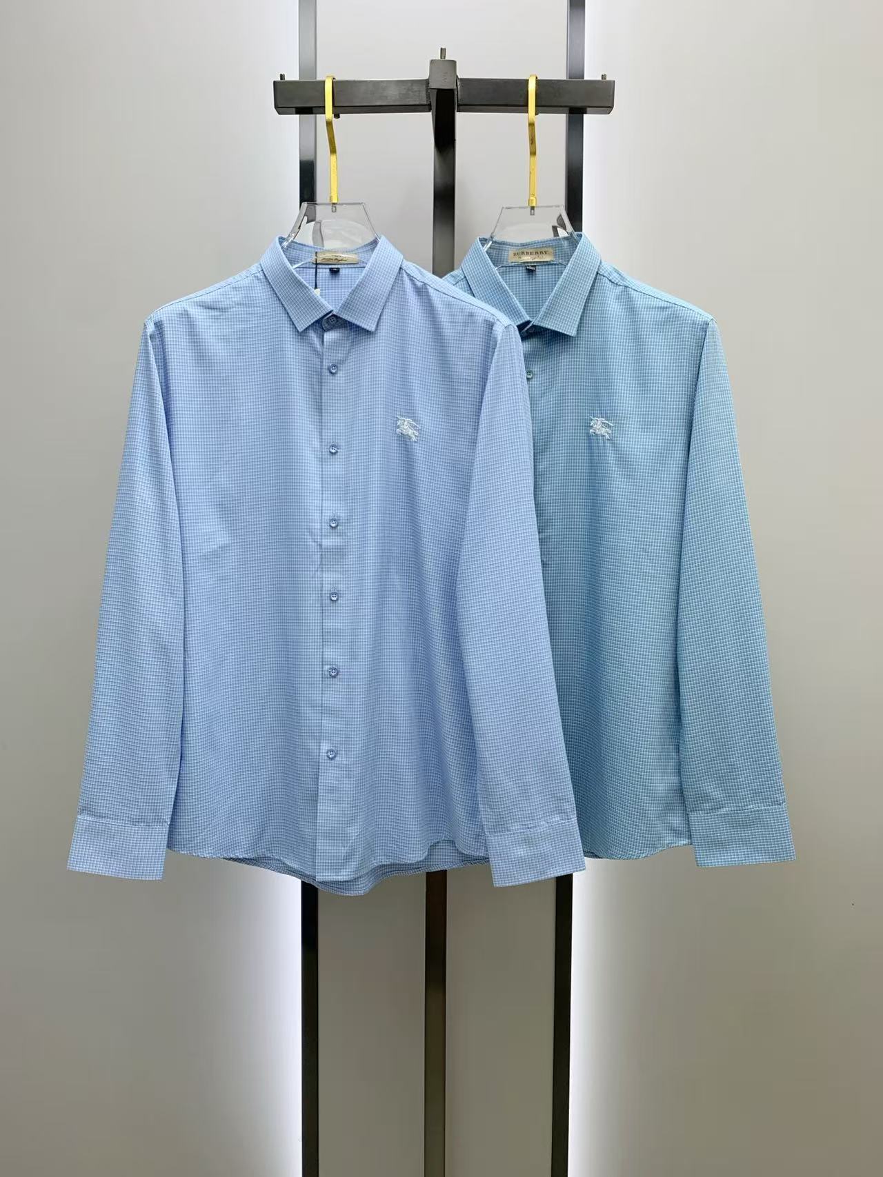 NO:549810,'Burberry' original single product. Hot products are coming. 2025ss official website new long-sleeved shirts, exquisite embroidered logos, high-end version, customized counter fabrics, breathable and comfortable, exquisitely crafted, impeccable details, brand elements design concept, reflect high quality. The feel is delicate and soft!  It is casually cut, with a great upper body style!  Code number M-3XL, burberry, burberry, shirts, alexander wang19860909《Burberry 巴宝莉》 原单货.爆款来袭 2025ss官网新款长袖 衬衫 衬衣,精美刺绣Logo 高端版本,专柜定制面料 透气舒适度高,精工制作,细节处理完美无可挑剔,品牌元素设计理念,体现高品质.手感细腻柔软！呈现休闲裁剪,上身版型超赞！码数M-3XL,,burberry,burberry,shirts,alexander wang,Men's clothing