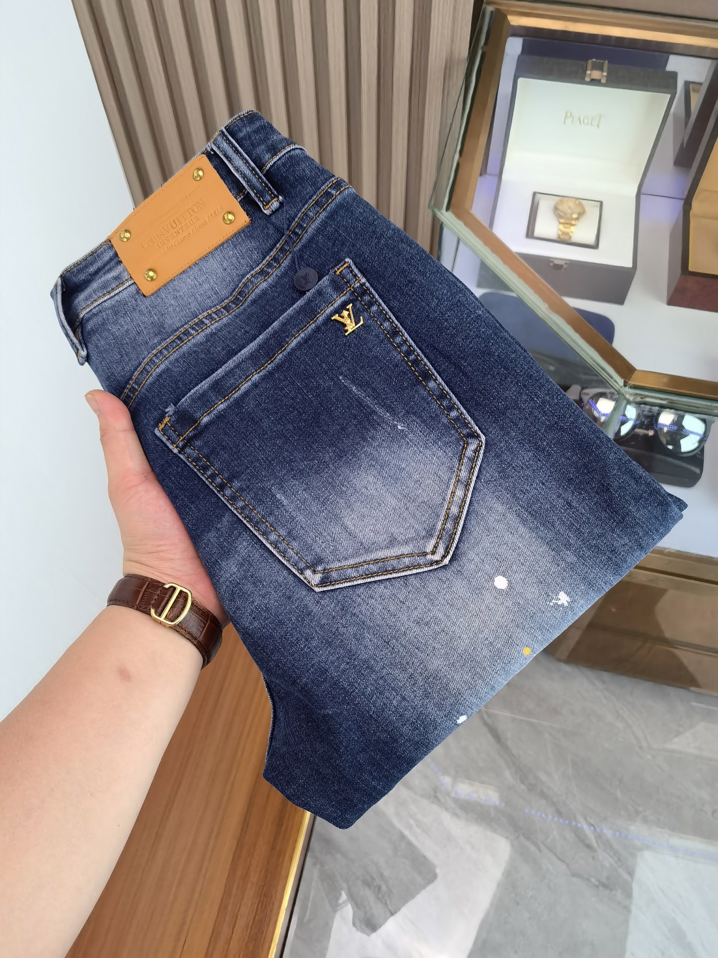 NO:521051,LV men's denim jeans, official album poster outfit style!  Customer-supplied high-quality imported denim original color fabric, specially selected Japanese Okayama pure 13oz ounce denim fabric, heavy environmentally friendly plant enzyme washing process, the texture has a light retro color, which is quite beautiful, and is very suitable for the autumn and winter color matching. The fabric is soft and delicate after washing, but has a strong bones and a little elastic, providing an excellent comfort experience. There is no damage to any craft elements throughout the body, retaining the purest tannin color!  The whole body details are so perfect, exquisite and exquisite. The latest waist leather marks highlight the brand's characteristics, and hardware accessories, leather marks, and wiring all reflect craftsmanship!  The style is perfectly tailored, and the hip lifting effect is excellent. It can easily sweep any top matching in the wardrobe. It has extensive compatibility and is satisfied with various daily outfits. It has a lot of upper body styles and must-have trousers for quality control and 1V masturbation control!  Size 28-38 None 35 37,,louis vuitton,jeans,alexander wang19860909LV 男士丹宁牛仔裤,官宣画册海报穿搭款！ 客供高级进口的丹宁原色面料,特选日本冈山纯正13oz 盎司牛仔布料,重磅环保植物酵素水洗工艺,肌理有着淡淡的复古色彩,相当漂亮,极符合秋冬的配色,面料经过水洗后柔软细腻,但筋骨感极强,且略带弹力,提供了绝佳的舒适体验,通身无任何工艺元素破坏,保留了最纯粹的丹宁本色！通身细节完美如斯,精湛且考究,最新的腰部皮标彰显了品牌特质,五金配件、皮标、走线无不体现出匠心工艺！版型剪裁完美,提臀修身效果绝佳,可轻松横扫衣橱任何的上装搭配,兼容性广泛,满足于日常各种穿搭,上身型款十足,于品质控及1V迷控者必入型裤装！ 尺码28-38 无35 37,,louis vuitton,jeans,alexander wang,Men's clothing