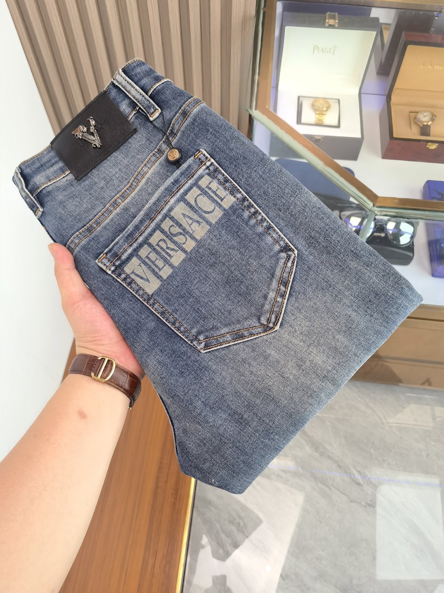 NO:521055,Versace men's denim jeans, official album poster outfit style!  Customer-supplied high-quality imported denim original color fabric, specially selected Japanese Okayama pure 13oz ounce denim fabric, heavy environmentally friendly plant enzyme washing process, the texture has a light retro color, which is quite beautiful, and is very suitable for the autumn and winter color matching. The fabric is soft and delicate after washing, but has a strong bones and a little elastic, providing an excellent comfort experience. There is no damage to any craft elements throughout the body, retaining the purest tannin color!  The whole body details are so perfect, exquisite and exquisite. The latest waist leather marks highlight the brand's characteristics, and hardware accessories, leather marks, and wiring all reflect craftsmanship!  The style is perfectly tailored, and the hip lifting effect is excellent. It can easily sweep any top matching in the wardrobe. It has extensive compatibility and is satisfied with various daily outfits. It has a lot of upper body styles and must-have trousers for quality control and 1V masturbation control!  Size 28-38 None 35 37, versace,jeans,alexander wang19860909范思哲 男士丹宁牛仔裤,官宣画册海报穿搭款！ 客供高级进口的丹宁原色面料,特选日本冈山纯正13oz 盎司牛仔布料,重磅环保植物酵素水洗工艺,肌理有着淡淡的复古色彩,相当漂亮,极符合秋冬的配色,面料经过水洗后柔软细腻,但筋骨感极强,且略带弹力,提供了绝佳的舒适体验,通身无任何工艺元素破坏,保留了最纯粹的丹宁本色！通身细节完美如斯,精湛且考究,最新的腰部皮标彰显了品牌特质,五金配件、皮标、走线无不体现出匠心工艺！版型剪裁完美,提臀修身效果绝佳,可轻松横扫衣橱任何的上装搭配,兼容性广泛,满足于日常各种穿搭,上身型款十足,于品质控及1V迷控者必入型裤装！ 尺码28-38 无35 37,,versace,jeans,alexander wang,Men's clothing