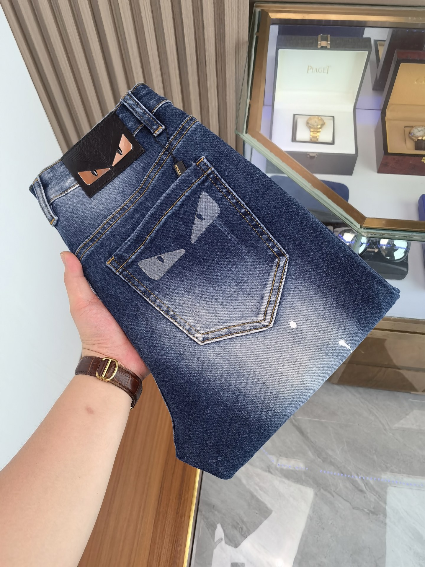 NO:521057,FENDI Men's denim jeans, official album poster outfit style!  Customer-supplied high-quality imported denim original color fabric, specially selected Japanese Okayama pure 13oz ounce denim fabric, heavy environmentally friendly plant enzyme washing process, the texture has a light retro color, which is quite beautiful, and is very suitable for the autumn and winter color matching. The fabric is soft and delicate after washing, but has a strong bones and a little elastic, providing an excellent comfort experience. There is no damage to any craft elements throughout the body, retaining the purest tannin color!  The whole body details are so perfect, exquisite and exquisite. The latest waist leather marks highlight the brand's characteristics, and hardware accessories, leather marks, and wiring all reflect craftsmanship!  The style is perfectly tailored, and the hip lifting effect is excellent. It can easily sweep any top matching in the wardrobe. It has extensive compatibility and is satisfied with various daily outfits. It has a lot of upper body styles and must-have trousers for quality control and 1V masturbation control!  Size 28-38 None 35 37,,fendi,fendi,jeans,alexander wang19860909FENDI 芬迪 男士丹宁牛仔裤,官宣画册海报穿搭款！ 客供高级进口的丹宁原色面料,特选日本冈山纯正13oz 盎司牛仔布料,重磅环保植物酵素水洗工艺,肌理有着淡淡的复古色彩,相当漂亮,极符合秋冬的配色,面料经过水洗后柔软细腻,但筋骨感极强,且略带弹力,提供了绝佳的舒适体验,通身无任何工艺元素破坏,保留了最纯粹的丹宁本色！通身细节完美如斯,精湛且考究,最新的腰部皮标彰显了品牌特质,五金配件、皮标、走线无不体现出匠心工艺！版型剪裁完美,提臀修身效果绝佳,可轻松横扫衣橱任何的上装搭配,兼容性广泛,满足于日常各种穿搭,上身型款十足,于品质控及1V迷控者必入型裤装！ 尺码28-38 无35 37,,fendi,fendi,jeans,alexander wang,Men's clothing