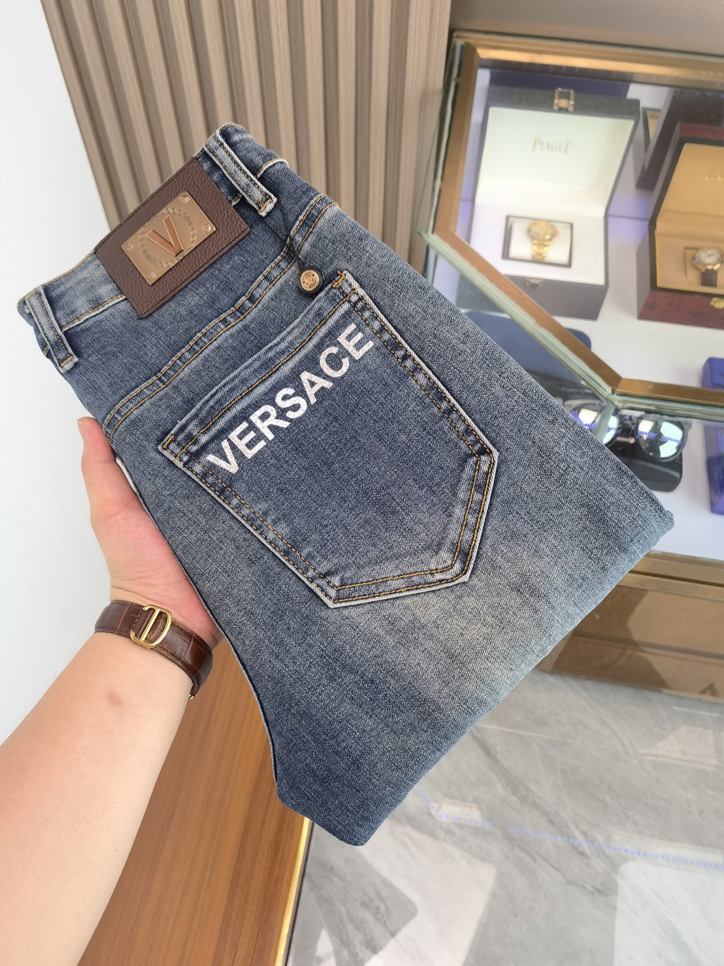 NO:521059,Versace men's denim jeans, official album poster outfit style!  Customer-supplied high-quality imported denim original color fabric, specially selected Japanese Okayama pure 13oz ounce denim fabric, heavy environmentally friendly plant enzyme washing process, the texture has a light retro color, which is quite beautiful, and is very suitable for the autumn and winter color matching. The fabric is soft and delicate after washing, but has a strong bones and a little elastic, providing an excellent comfort experience. There is no damage to any craft elements throughout the body, retaining the purest tannin color!  The whole body details are so perfect, exquisite and exquisite. The latest waist leather marks highlight the brand's characteristics, and hardware accessories, leather marks, and wiring all reflect craftsmanship!  The style is perfectly tailored, and the hip lifting effect is excellent. It can easily sweep any top matching in the wardrobe. It has extensive compatibility and is satisfied with various daily outfits. It has a lot of upper body styles and must-have trousers for quality control and 1V masturbation control!  Size 28-38 None 35 37, versace,jeans,alexander wang19860909范思哲 男士丹宁牛仔裤,官宣画册海报穿搭款！ 客供高级进口的丹宁原色面料,特选日本冈山纯正13oz 盎司牛仔布料,重磅环保植物酵素水洗工艺,肌理有着淡淡的复古色彩,相当漂亮,极符合秋冬的配色,面料经过水洗后柔软细腻,但筋骨感极强,且略带弹力,提供了绝佳的舒适体验,通身无任何工艺元素破坏,保留了最纯粹的丹宁本色！通身细节完美如斯,精湛且考究,最新的腰部皮标彰显了品牌特质,五金配件、皮标、走线无不体现出匠心工艺！版型剪裁完美,提臀修身效果绝佳,可轻松横扫衣橱任何的上装搭配,兼容性广泛,满足于日常各种穿搭,上身型款十足,于品质控及1V迷控者必入型裤装！ 尺码28-38 无35 37,,versace,jeans,alexander wang,Men's clothing
