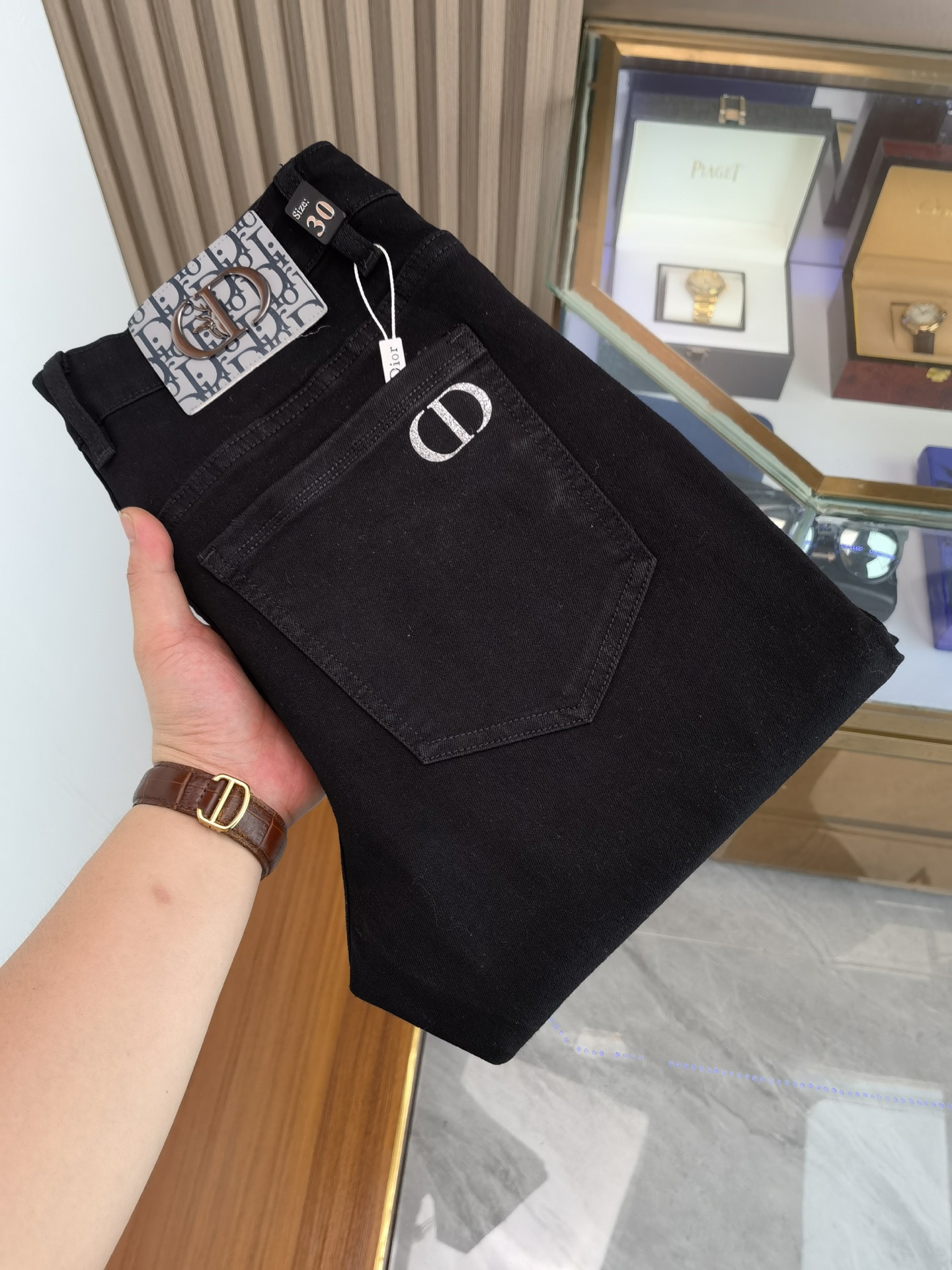 NO:521061,Dior men's denim jeans, official album poster outfit style!  Customer-supplied high-quality imported denim original color fabric, specially selected Japanese Okayama pure 13oz ounce denim fabric, heavy environmentally friendly plant enzyme washing process, the texture has a light retro color, which is quite beautiful, and is very suitable for the autumn and winter color matching. The fabric is soft and delicate after washing, but has a strong bones and a little elastic, providing an excellent comfort experience. There is no damage to any craft elements throughout the body, retaining the purest tannin color!  The whole body details are so perfect, exquisite and exquisite. The latest waist leather marks highlight the brand's characteristics, and hardware accessories, leather marks, and wiring all reflect craftsmanship!  The style is perfectly tailored, and the hip lifting effect is excellent. It can easily sweep any top matching in the wardrobe. It has extensive compatibility and is satisfied with various daily outfits. It has a lot of upper body styles and must-have trousers for quality control and 1V masturbation control!  Size 28-38 None 35 37,,dior,dior,jeans,alexander wang19860909Dior 迪奥 男士丹宁牛仔裤,官宣画册海报穿搭款！ 客供高级进口的丹宁原色面料,特选日本冈山纯正13oz 盎司牛仔布料,重磅环保植物酵素水洗工艺,肌理有着淡淡的复古色彩,相当漂亮,极符合秋冬的配色,面料经过水洗后柔软细腻,但筋骨感极强,且略带弹力,提供了绝佳的舒适体验,通身无任何工艺元素破坏,保留了最纯粹的丹宁本色！通身细节完美如斯,精湛且考究,最新的腰部皮标彰显了品牌特质,五金配件、皮标、走线无不体现出匠心工艺！版型剪裁完美,提臀修身效果绝佳,可轻松横扫衣橱任何的上装搭配,兼容性广泛,满足于日常各种穿搭,上身型款十足,于品质控及1V迷控者必入型裤装！ 尺码28-38 无35 37,,dior,dior,jeans,alexander wang,Men's clothing