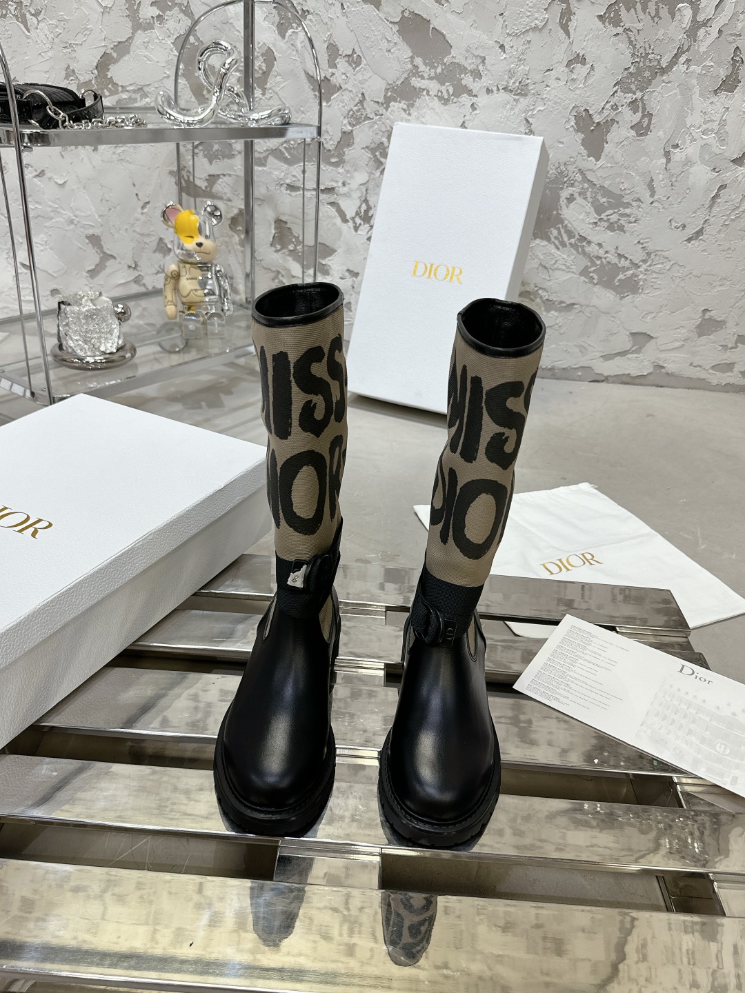 Dior 秋冬新作 ショートブーツ - 独特なデザインと快適な履き心地