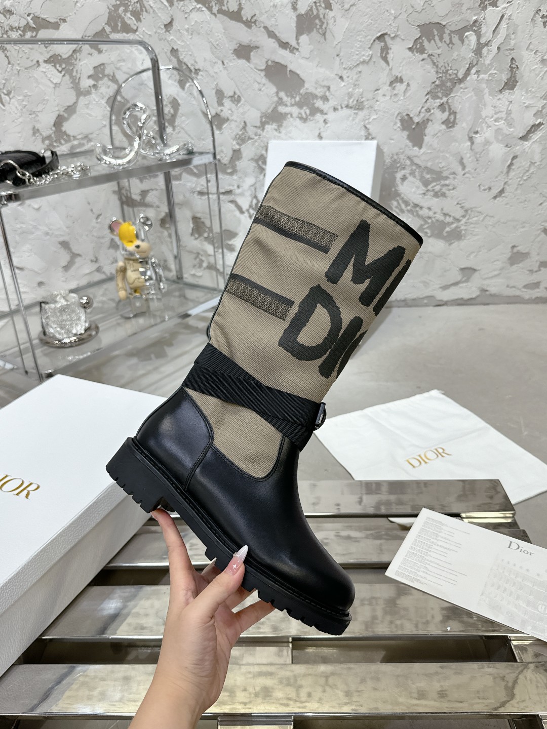 Dior 秋冬新作 ショートブーツ - 独特なデザインと快適な履き心地