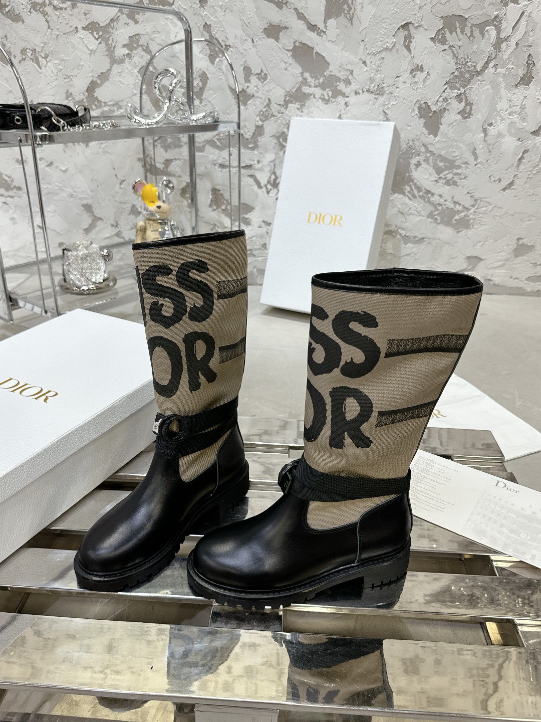 Dior 秋冬新作 ショートブーツ - 独特なデザインと快適な履き心地