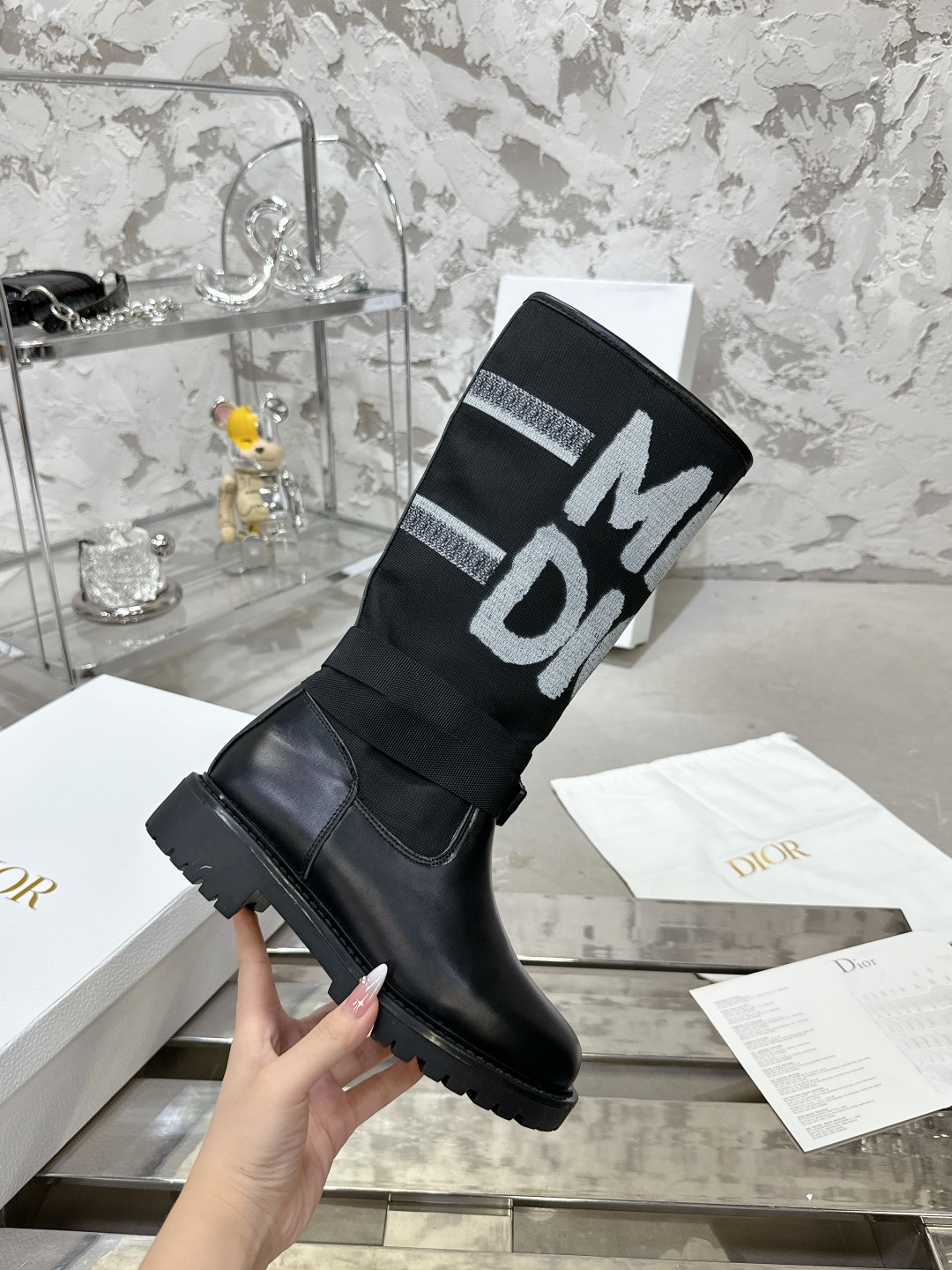 Dior秋冬新作ブーツ｜独特なピンカラーと3cmヒール