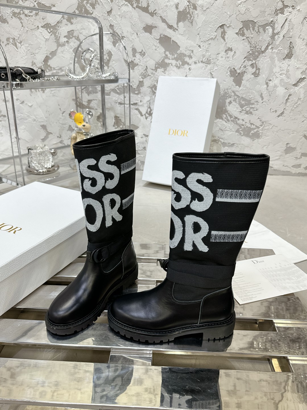 Dior秋冬新作ブーツ｜独特なピンカラーと3cmヒール