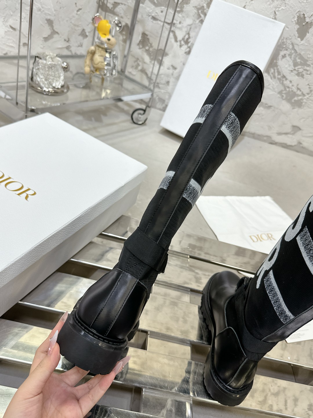 Dior秋冬新作ブーツ｜独特なピンカラーと3cmヒール