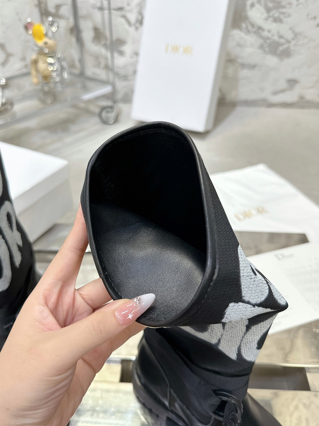 Dior秋冬新作ブーツ｜独特なピンカラーと3cmヒール