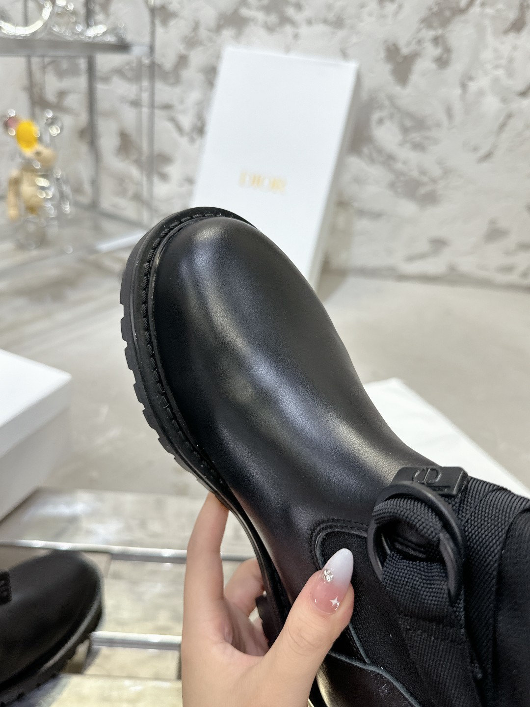 Dior秋冬新作ブーツ｜独特なピンカラーと3cmヒール