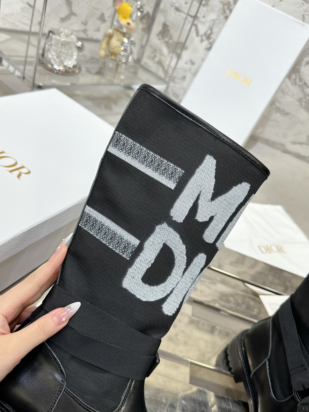 Dior秋冬新作ブーツ｜独特なピンカラーと3cmヒール