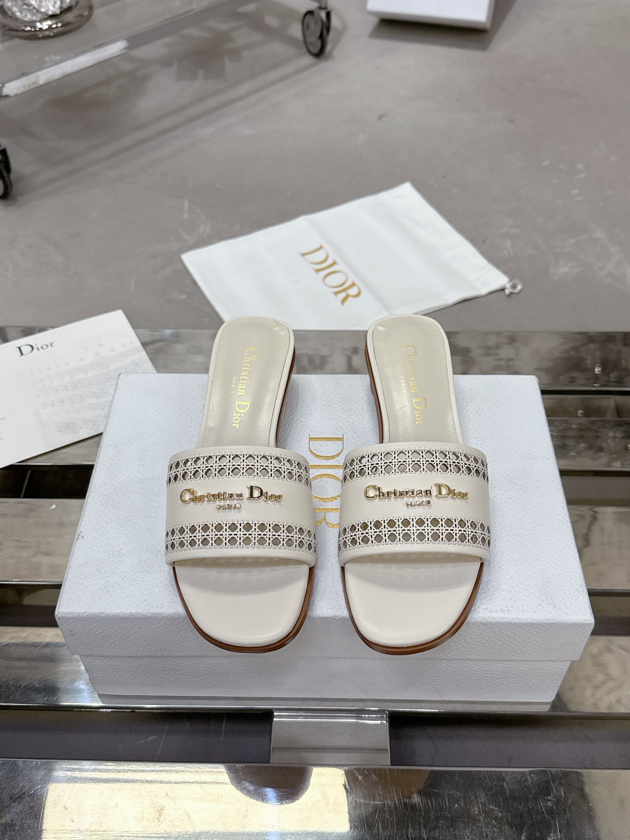 NO:234145,Top version!  !  !  Original purchase and development The goods are made with a full streamlined design, eye-catching and fashionable, inspired by the age. DIOR AND LEWIS HAMILTON logo hanging down from the holes, the upper and insoles are decorated with Dior logo and the backside padded support design highlights the sports aesthetic style. The exquisite packaging of the delivery counter. The original imported top layer cowhide inner lining original imported sheepskin inner sole original mold-open anti-slip rubber material (customized leather outsole) Size: women's 35-41 flat sole heel soles, slippers, dior, slippers, cowhide, sheepskin, Leather soles19860909顶级版本！！！ 原版购入开发 做货采用充盈的流线型设计,醒目时尚,灵感源自 年代.DIOR AND LEWIS HAMILTON 标志吊饰从孔眼垂悬而下,鞋面、鞋垫均点缀以 Dior 标志后侧加垫支撑设计彰显运动审美风格配送专柜精美包装 面料原版进口头层牛皮 内里原版进口羊皮内里 鞋底原版开模防滑橡胶材质（可定做真皮大底） Size:女款35-41 平底 跟底,拖鞋,dior,slippers,cowhide,sheepskin,Leather soles,Women's Shoes